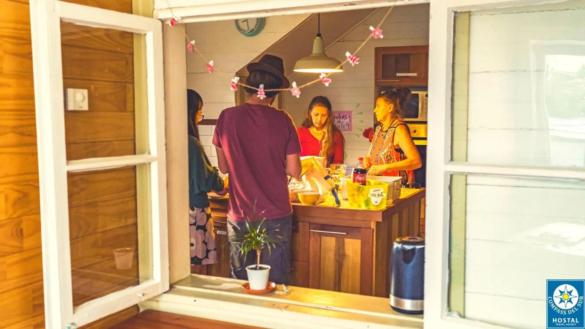 Communal kitchen in Hostal Compass del Sur