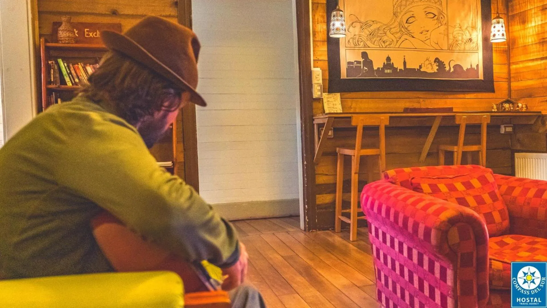 Communal lounge/ TV room in Hostal Compass del Sur