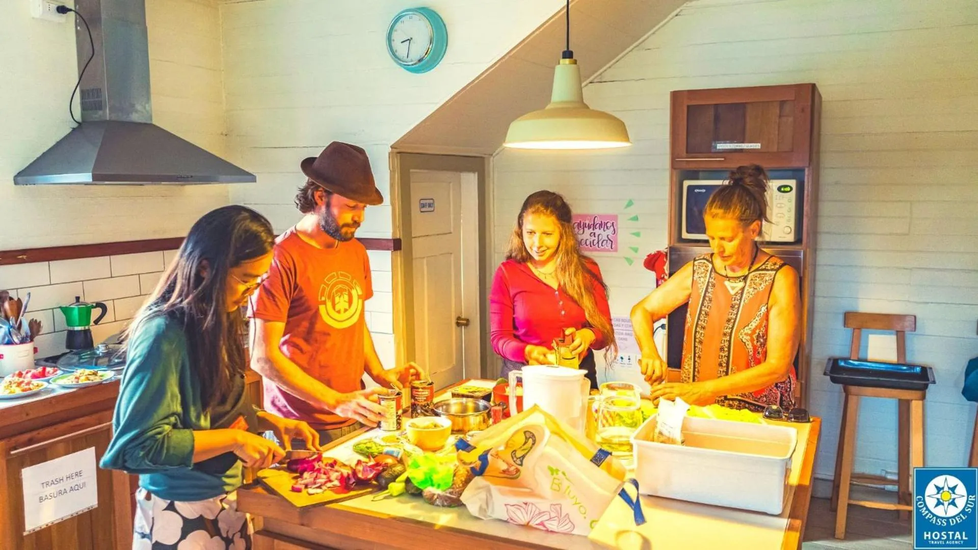 Communal kitchen in Hostal Compass del Sur