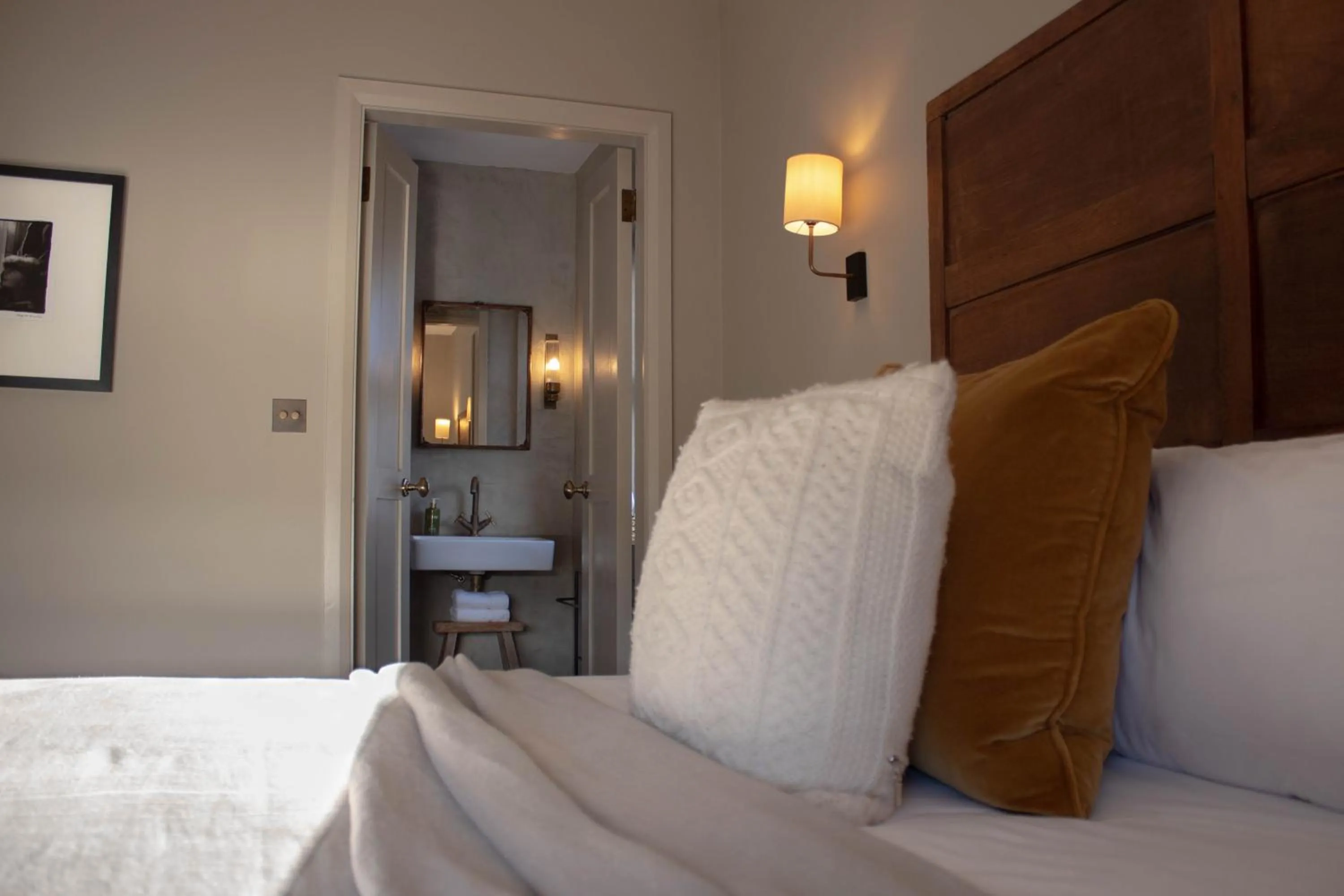 Bedroom, Bed in Fiddle + Bow Hotel