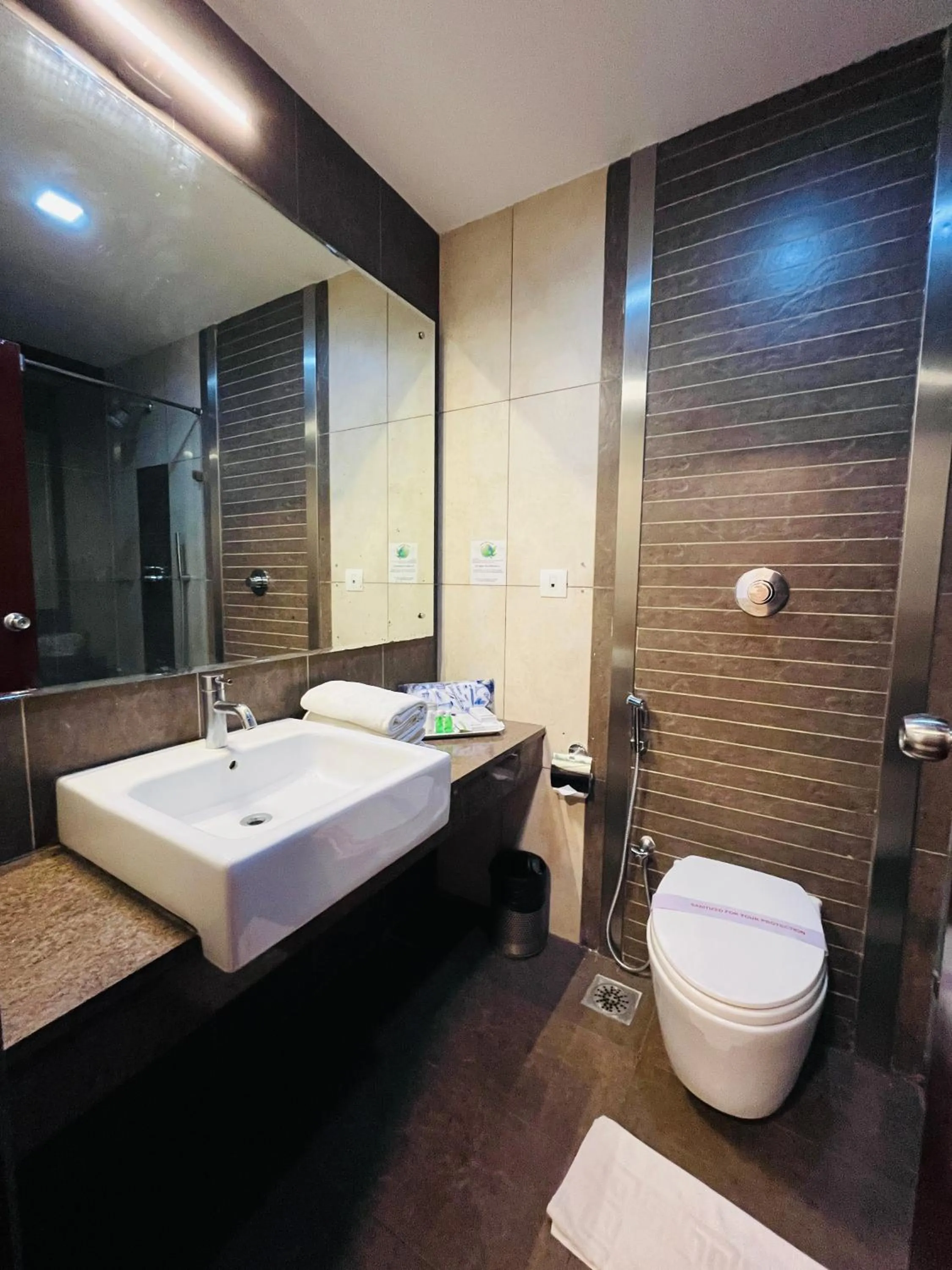 Shower in Hotel Abhimaani Vasathi, Rajajinagar