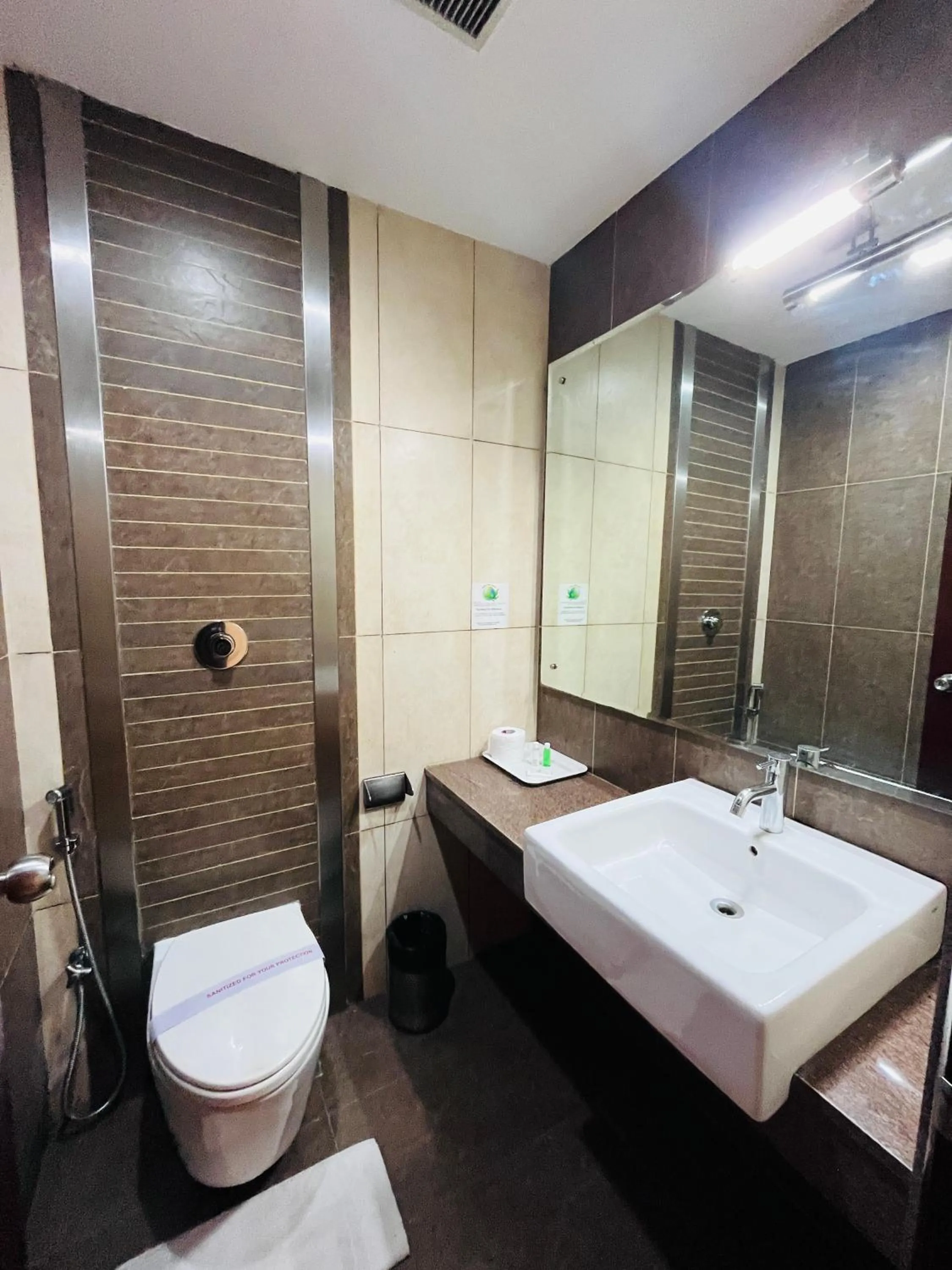 Toilet in Hotel Abhimaani Vasathi, Rajajinagar