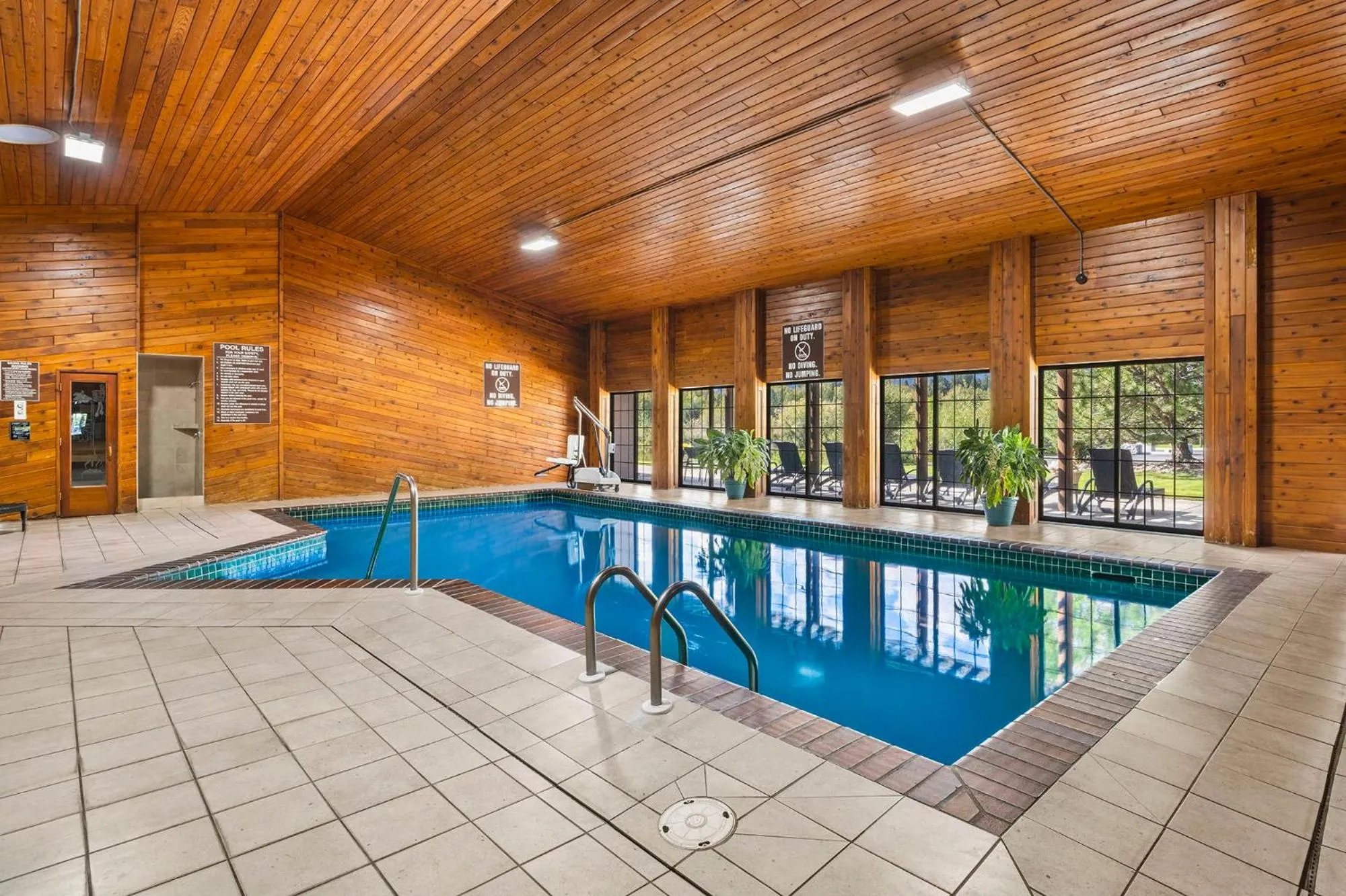 Swimming pool in Bitterroot River Inn and Conference Center