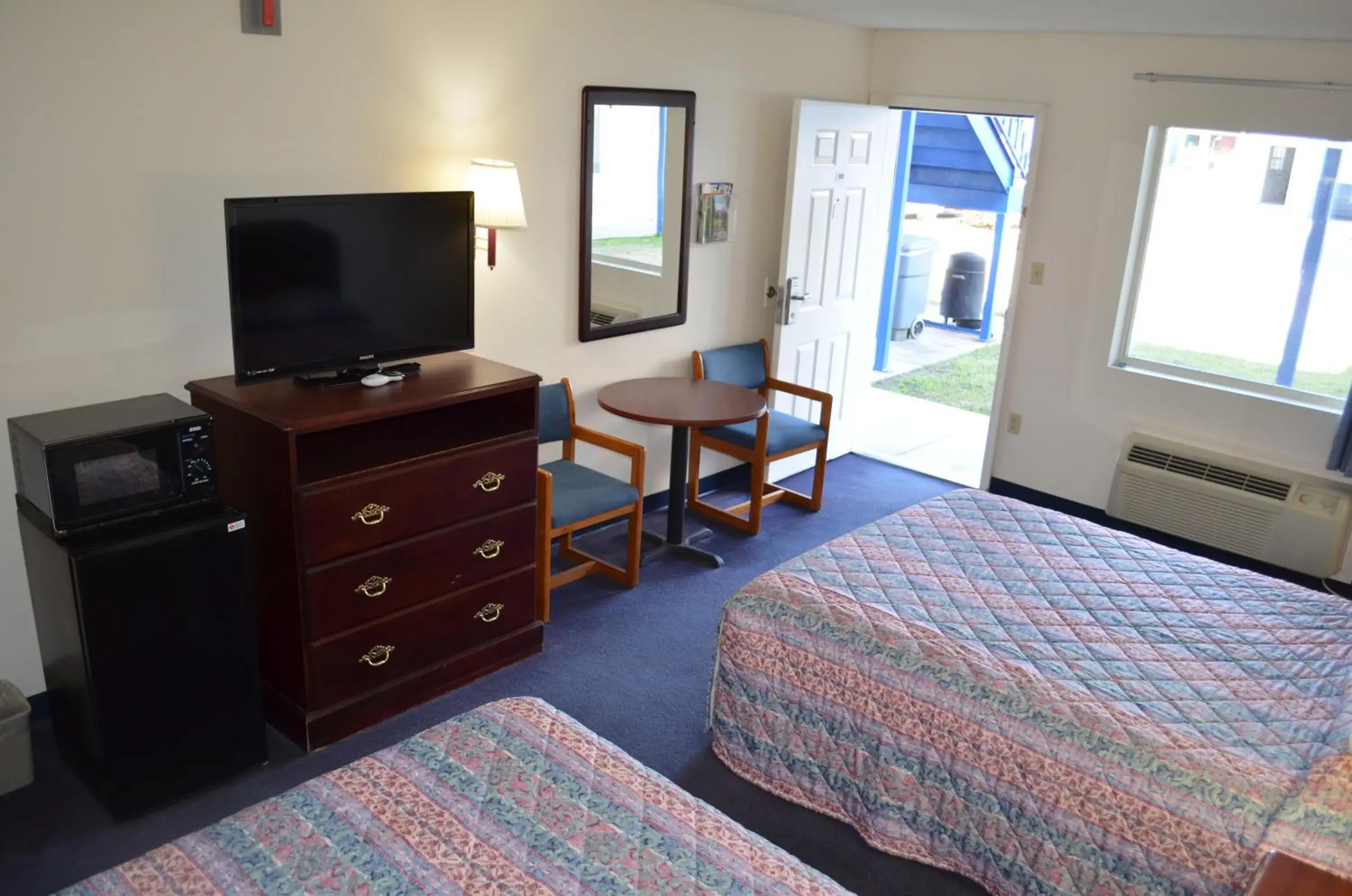 Queen Room with Two Queen Beds - Non-Smoking in American Inn and Suites White Hall Queen Room with Two Queen Beds - Non-Smoking in American Inn and Suites White Hall