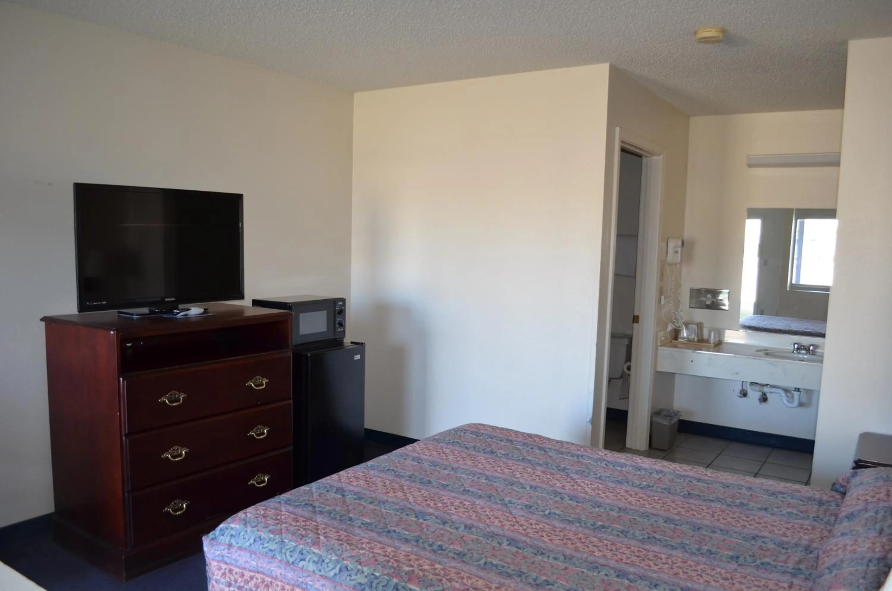 Queen Suite in American Inn and Suites White Hall