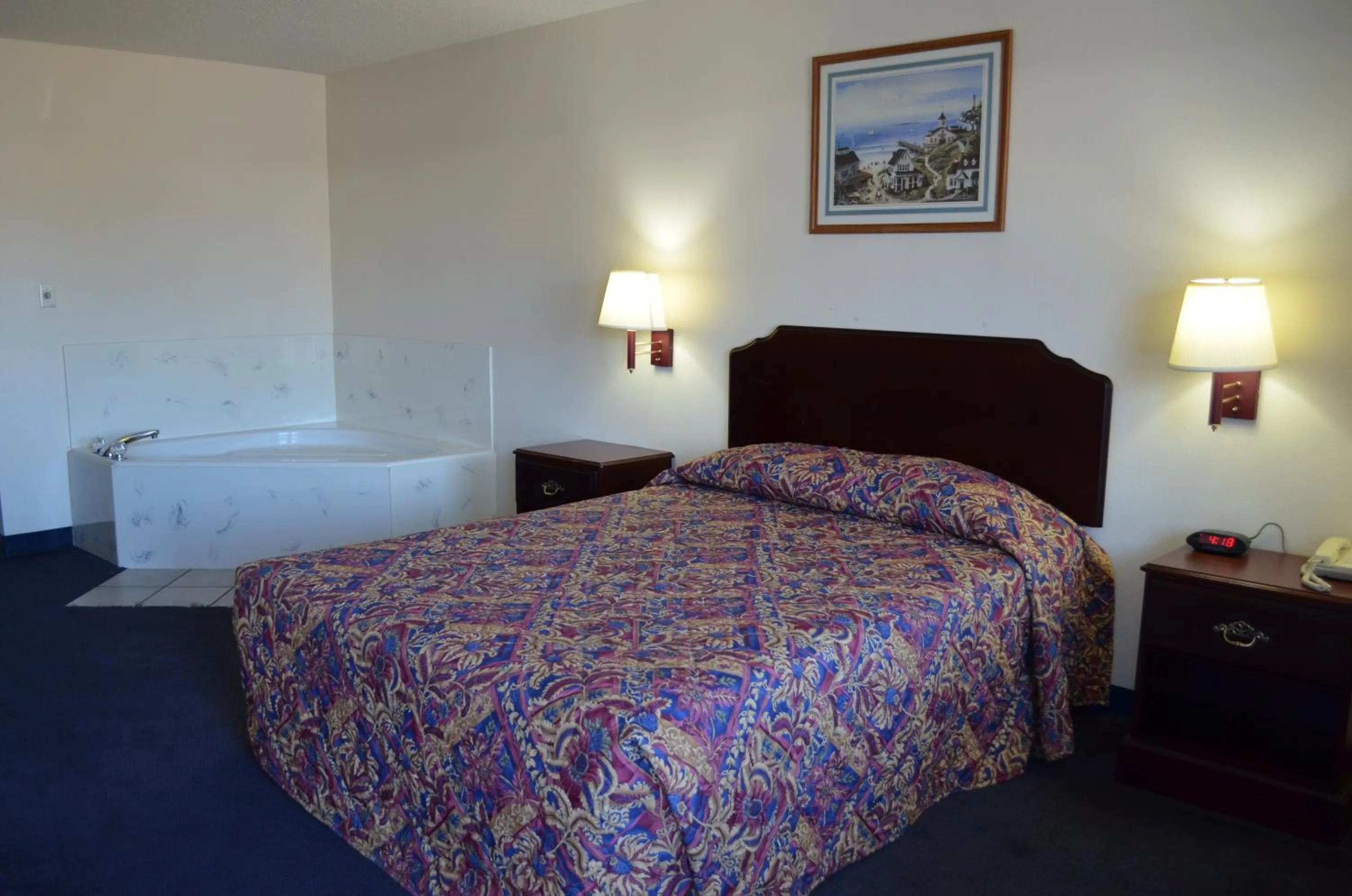 Queen Suite with Spa Bath in American Inn and Suites White Hall