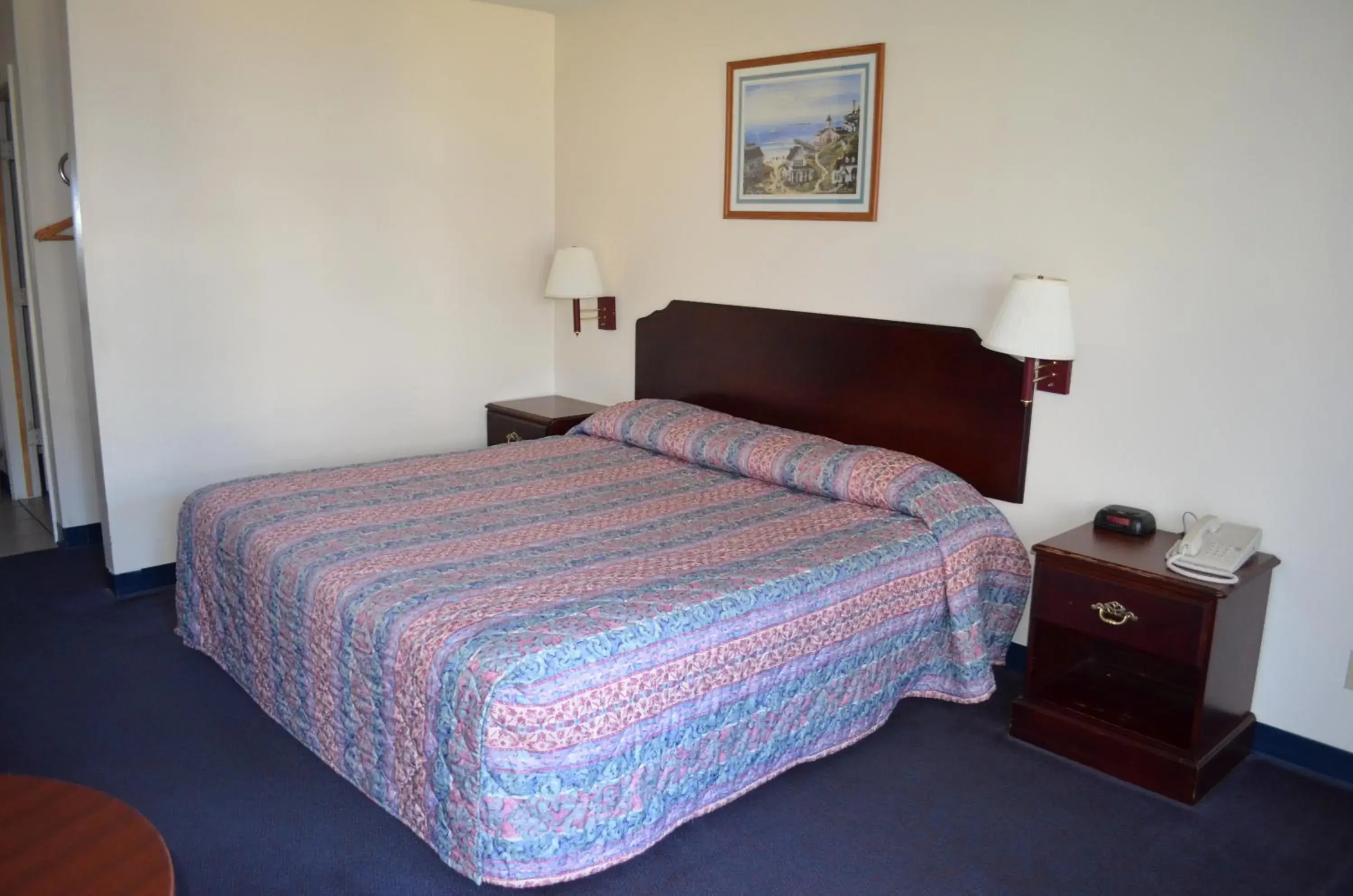 King Room - single occupancy - Non-Smoking in American Inn and Suites White Hall King Room - single occupancy - Non-Smoking in American Inn and Suites White Hall