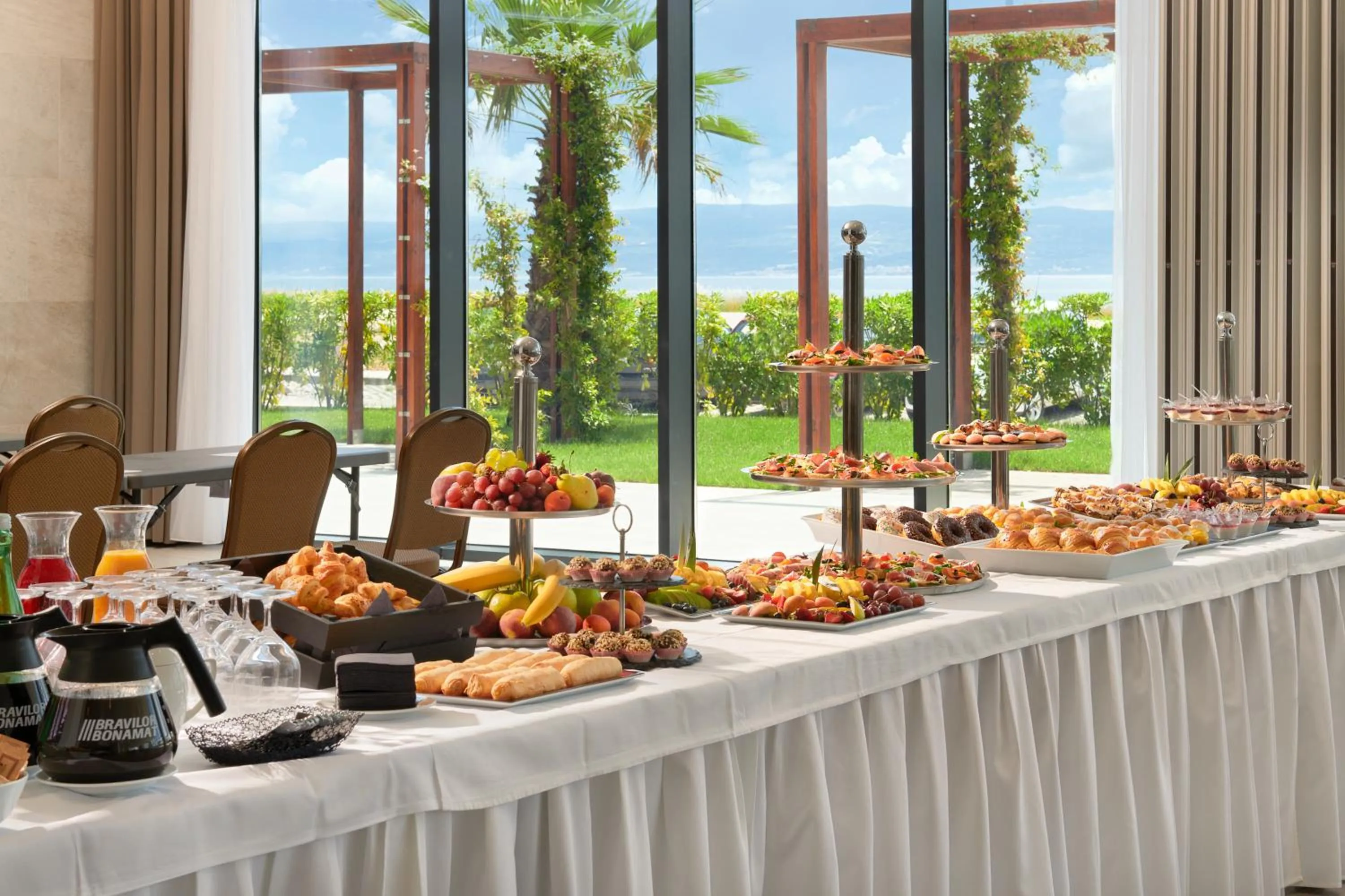 Food and drinks in Amphora Hotel