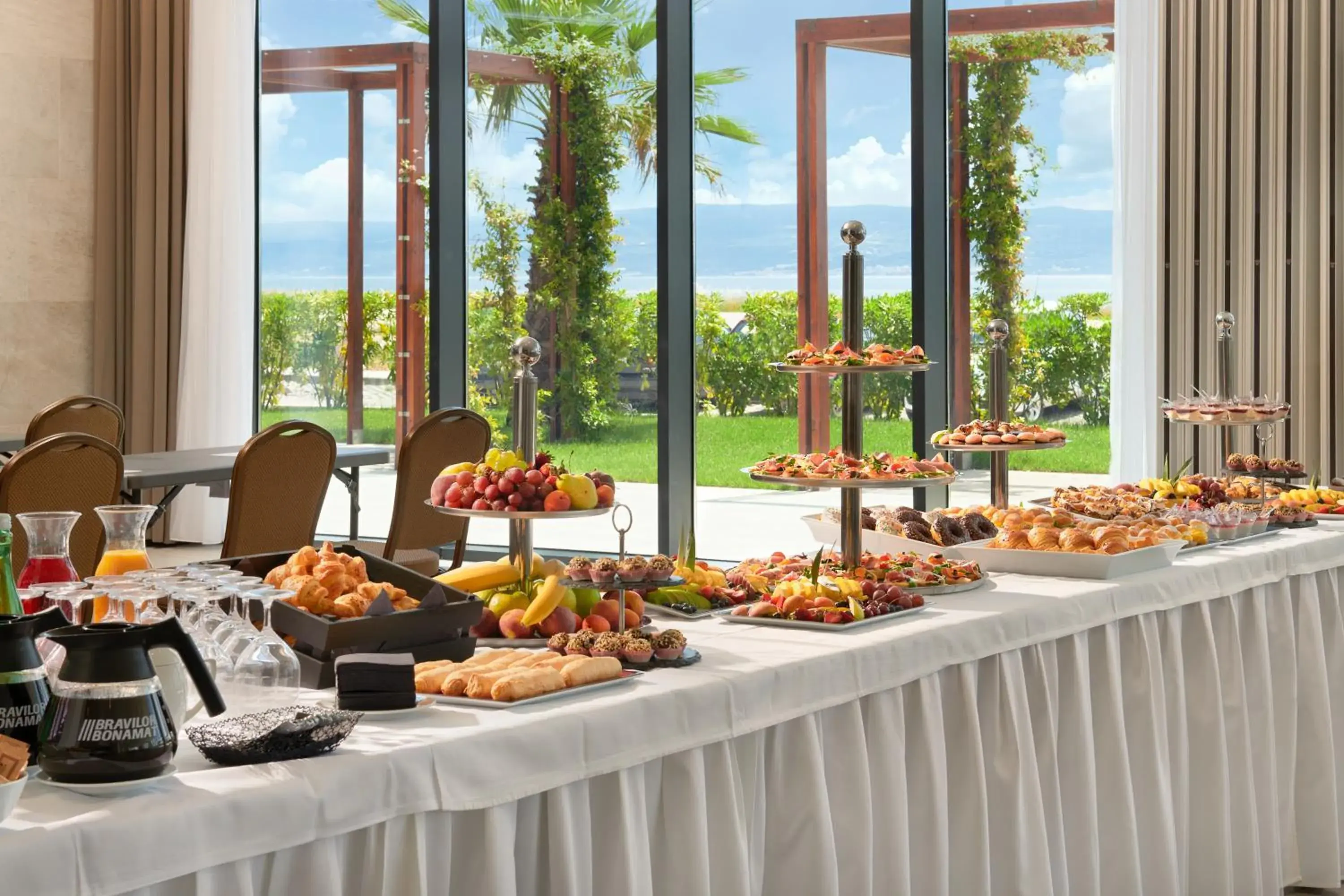 Food and drinks in Amphora Hotel Food and drinks in Amphora Hotel