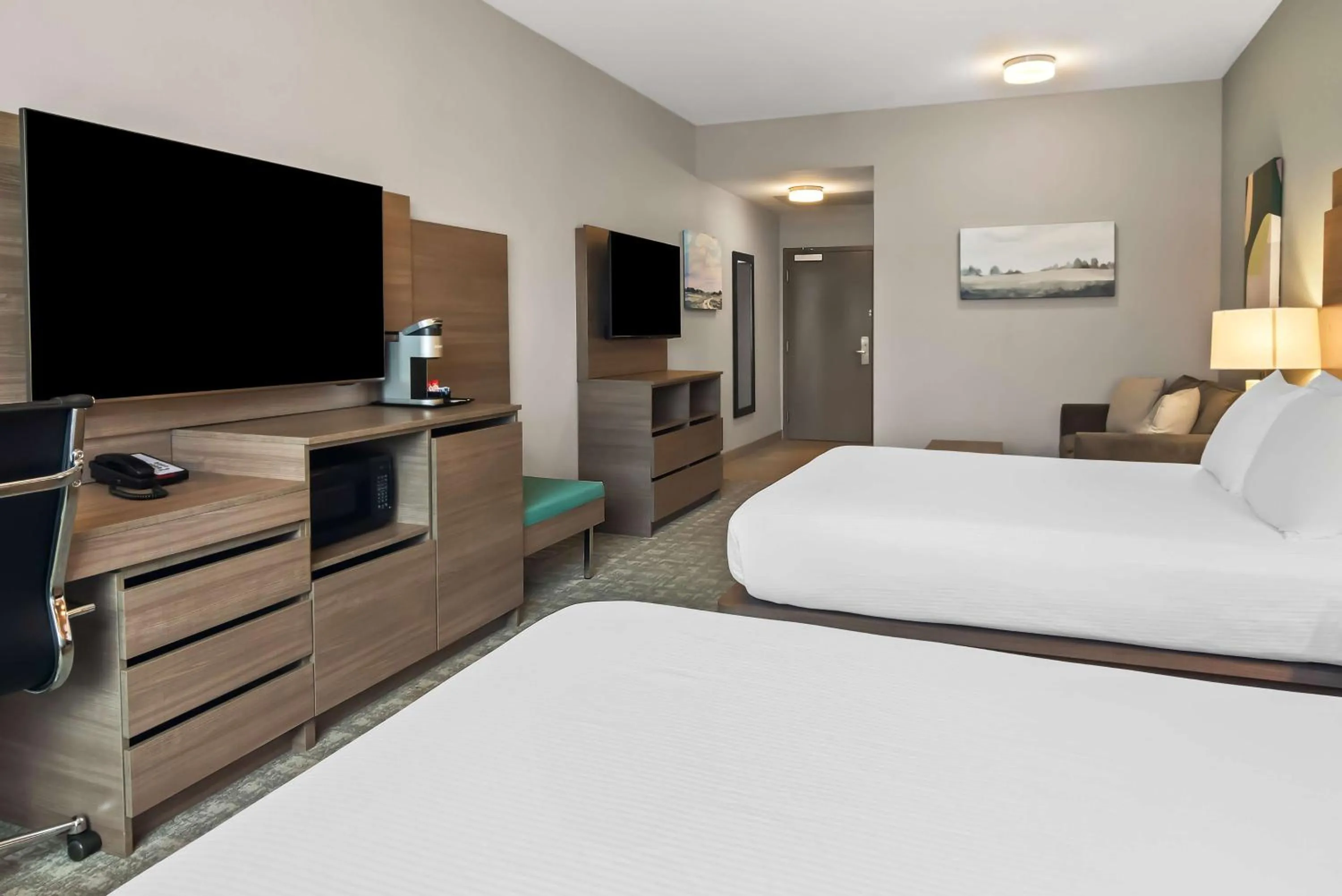 Bedroom, Bed in Best Western Plus Pitt Meadows Inn &amp; Suites