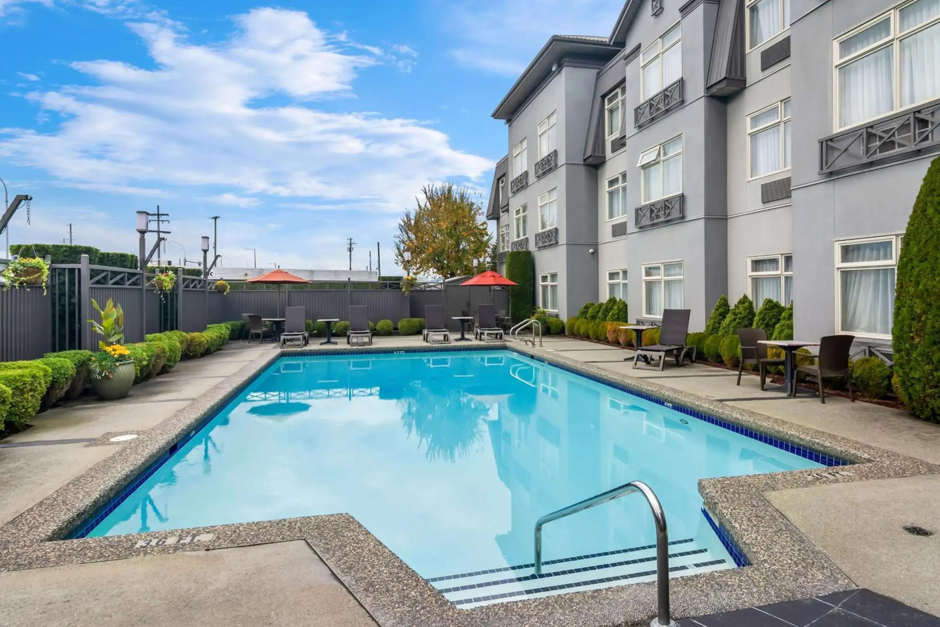 Property building in Best Western Plus Pitt Meadows Inn & Suites Property building in Best Western Plus Pitt Meadows Inn & Suites
