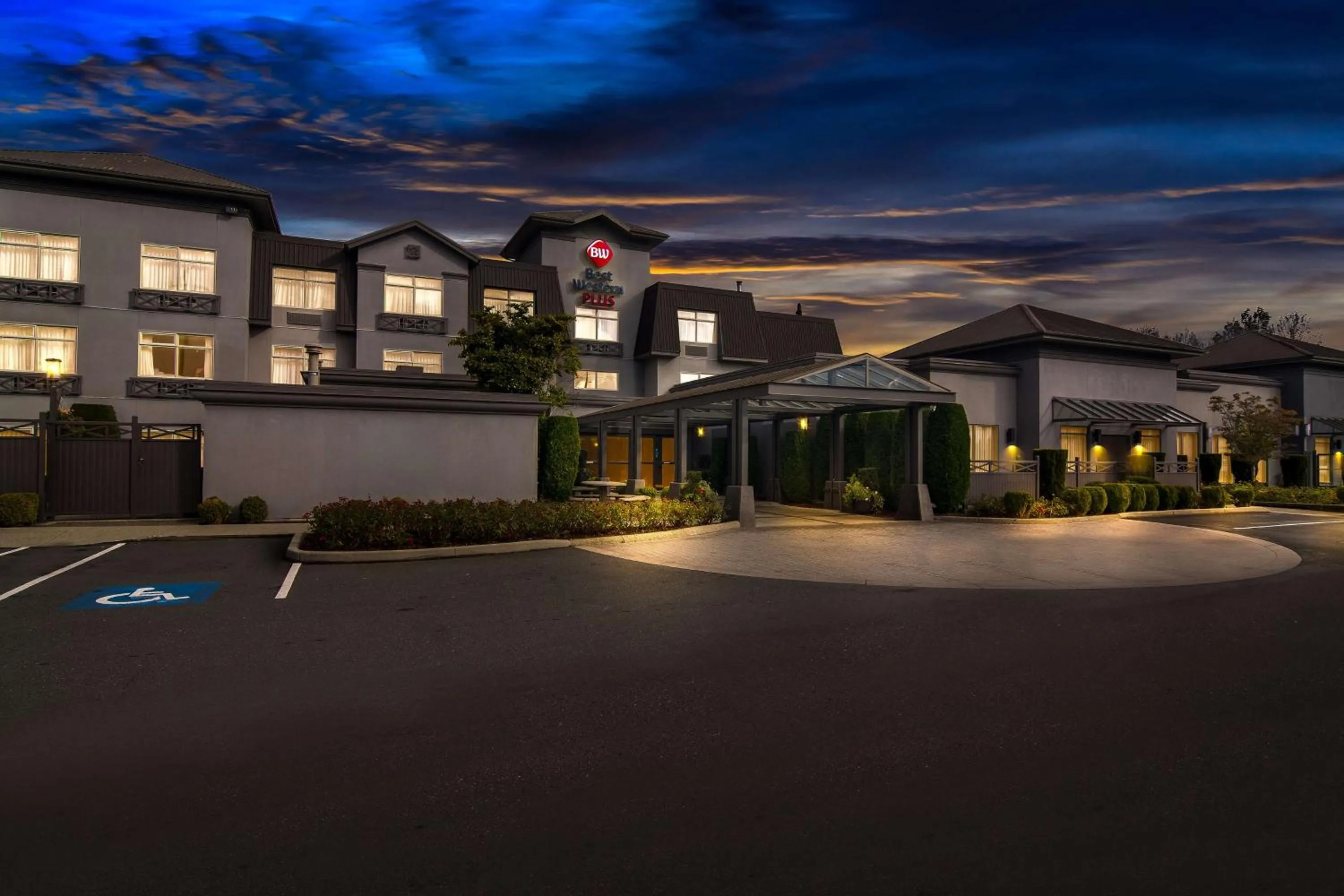 Property building in Best Western Plus Pitt Meadows Inn &amp; Suites