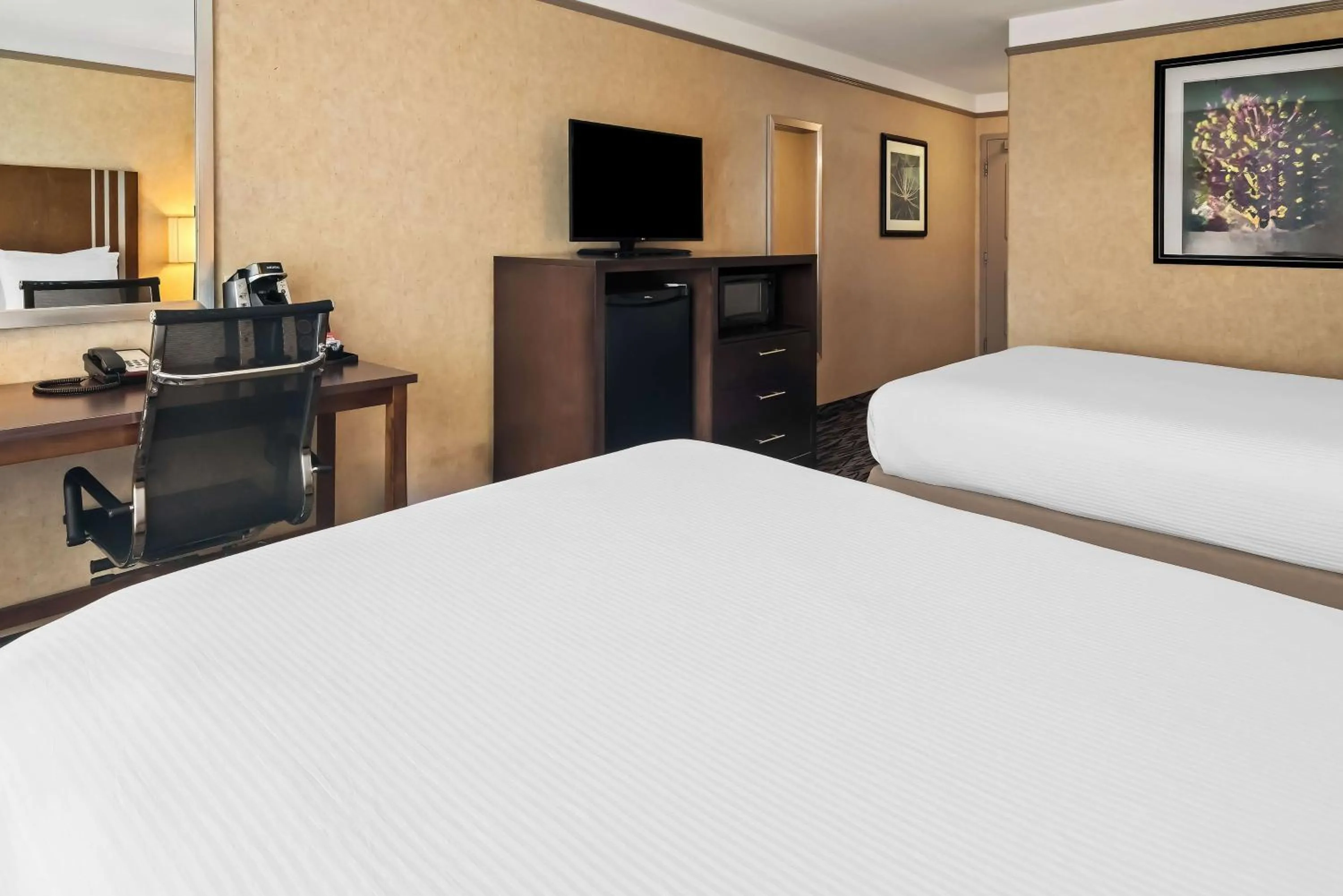 Bedroom, Bed in Best Western Plus Pitt Meadows Inn &amp; Suites