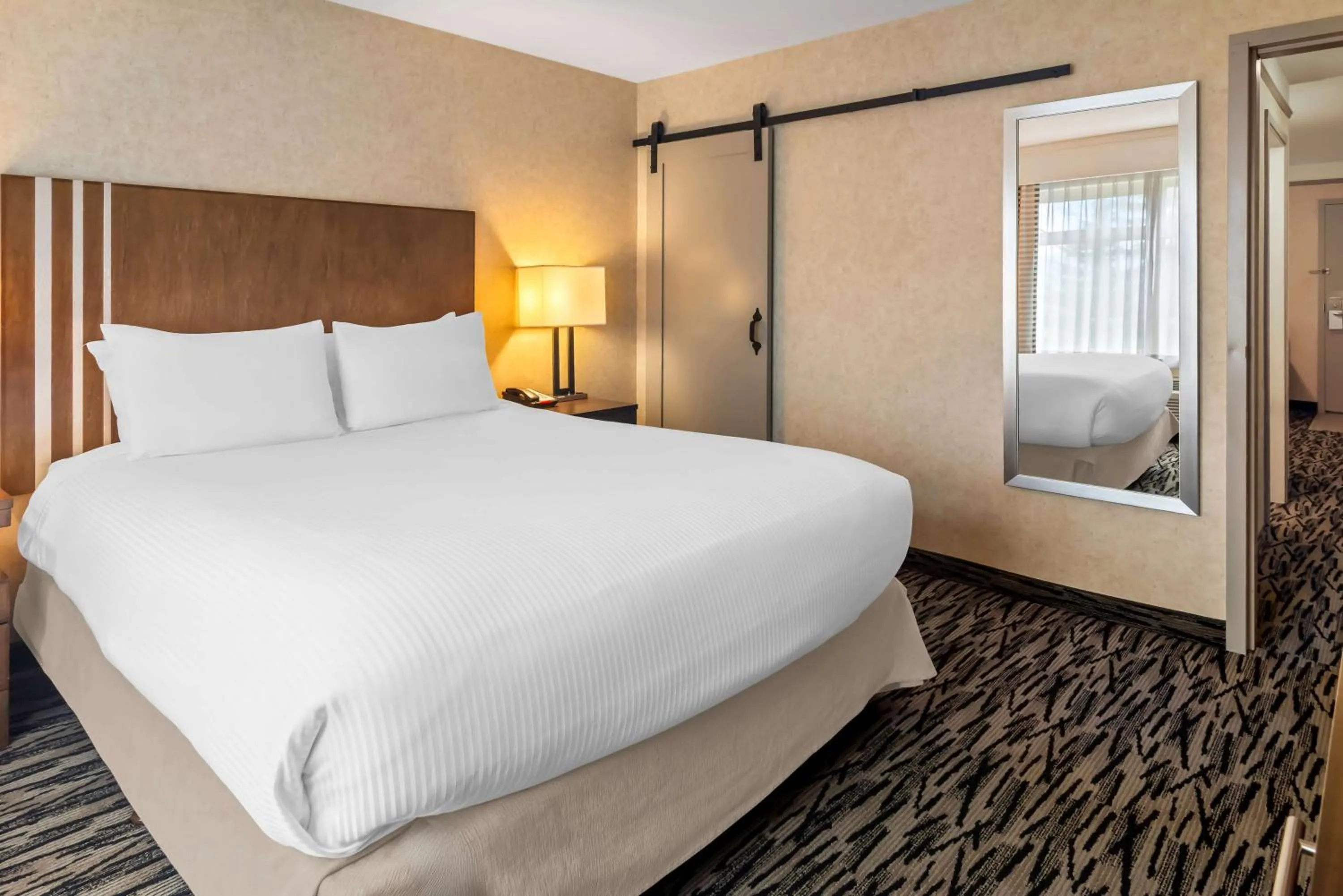 Bedroom, Bed in Best Western Plus Pitt Meadows Inn &amp; Suites