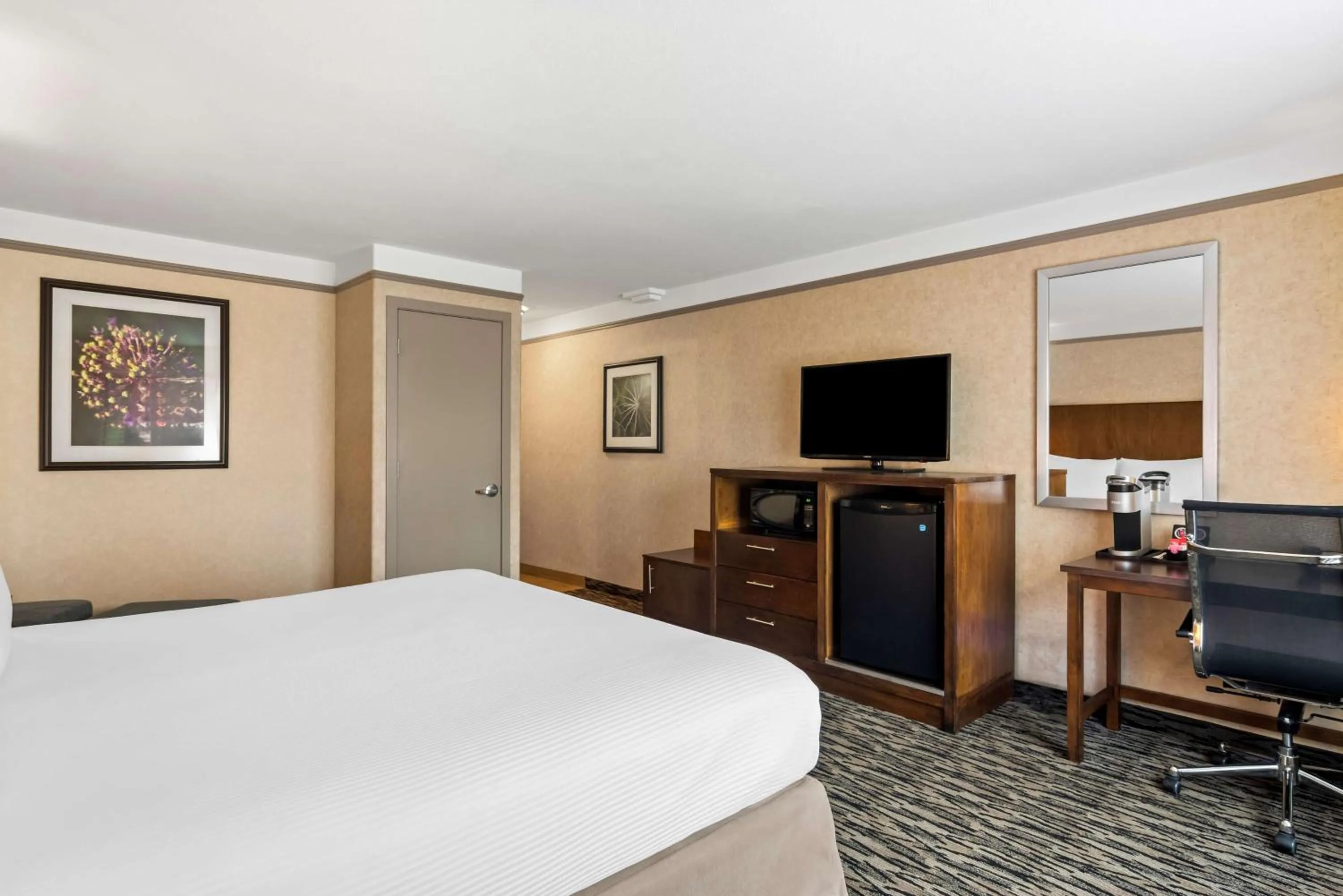 Bedroom, Bed in Best Western Plus Pitt Meadows Inn &amp; Suites