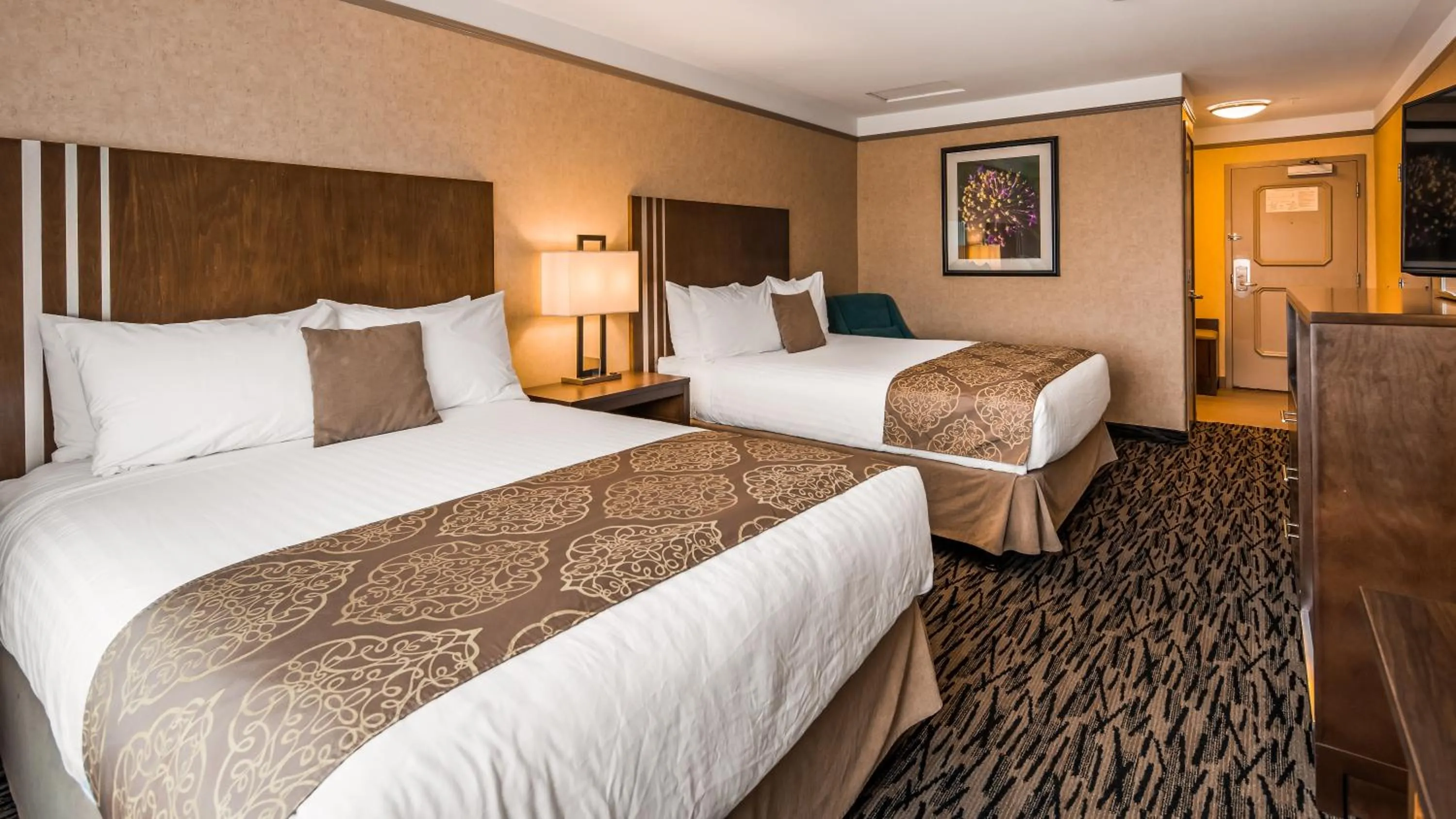 Lobby or reception, Bed in Best Western Plus Pitt Meadows Inn &amp; Suites