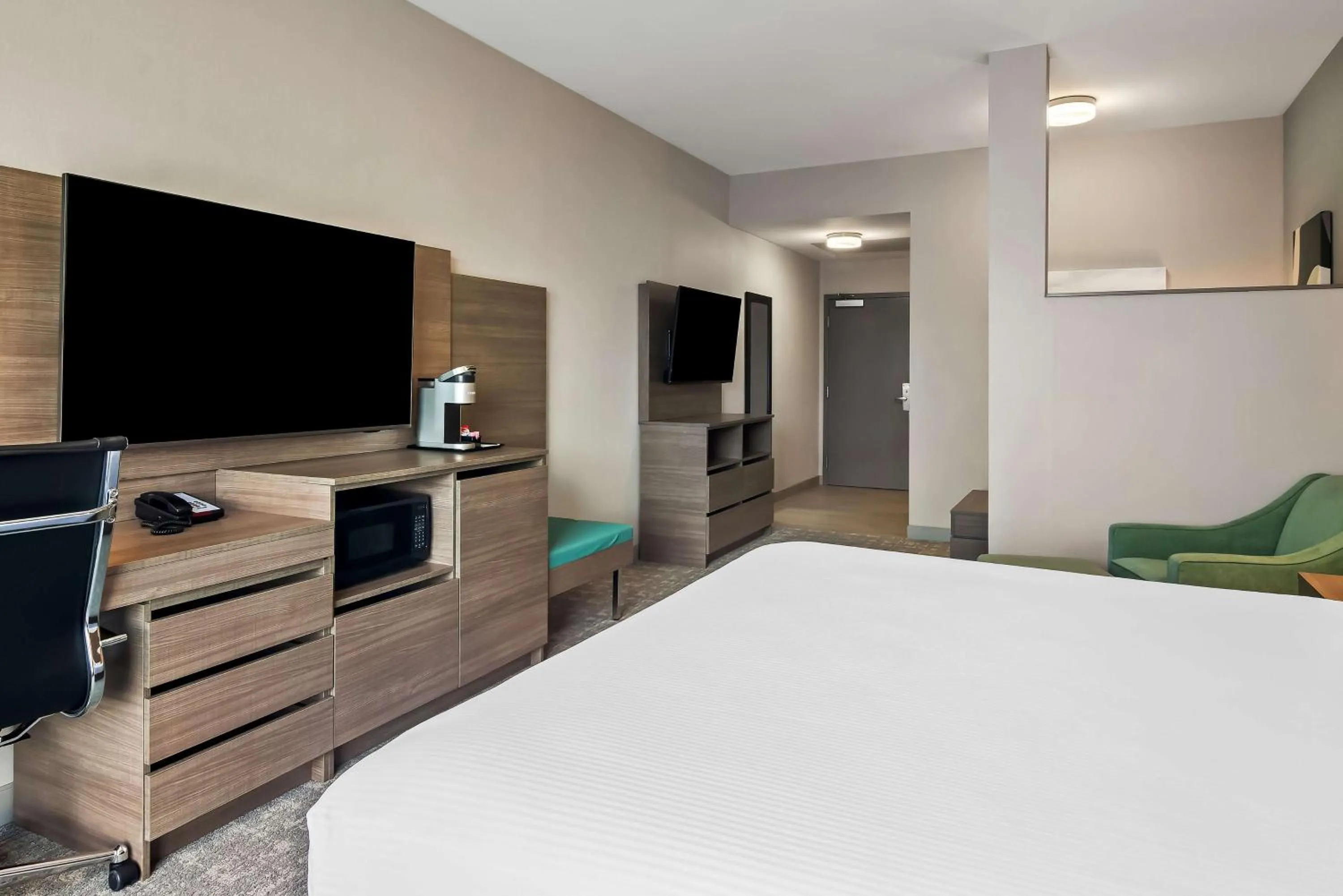 Bedroom, Bed in Best Western Plus Pitt Meadows Inn &amp; Suites