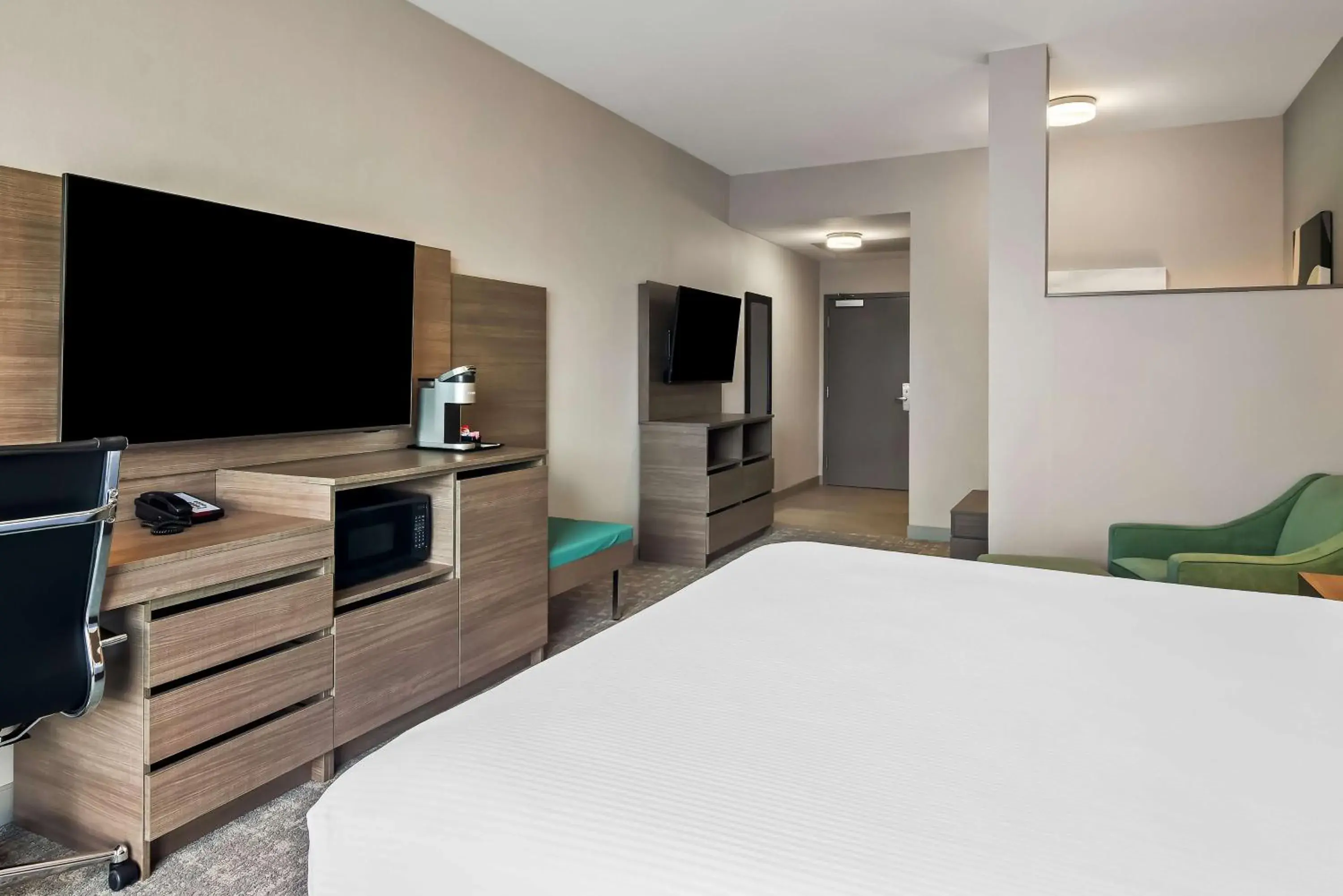 Bedroom, Bed in Best Western Plus Pitt Meadows Inn & Suites Bedroom, Bed in Best Western Plus Pitt Meadows Inn & Suites