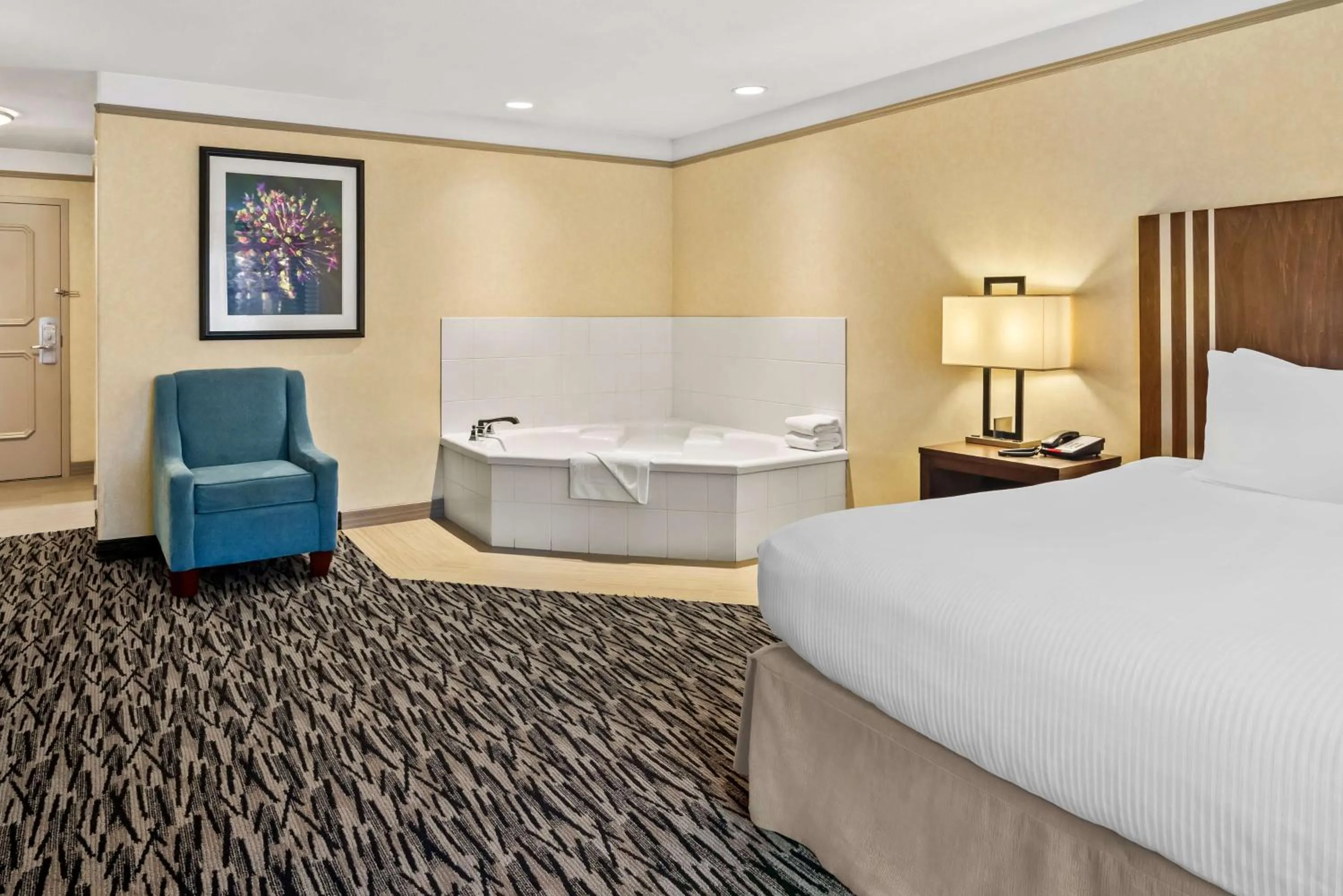 Photo of the whole room, Bed in Best Western Plus Pitt Meadows Inn &amp; Suites