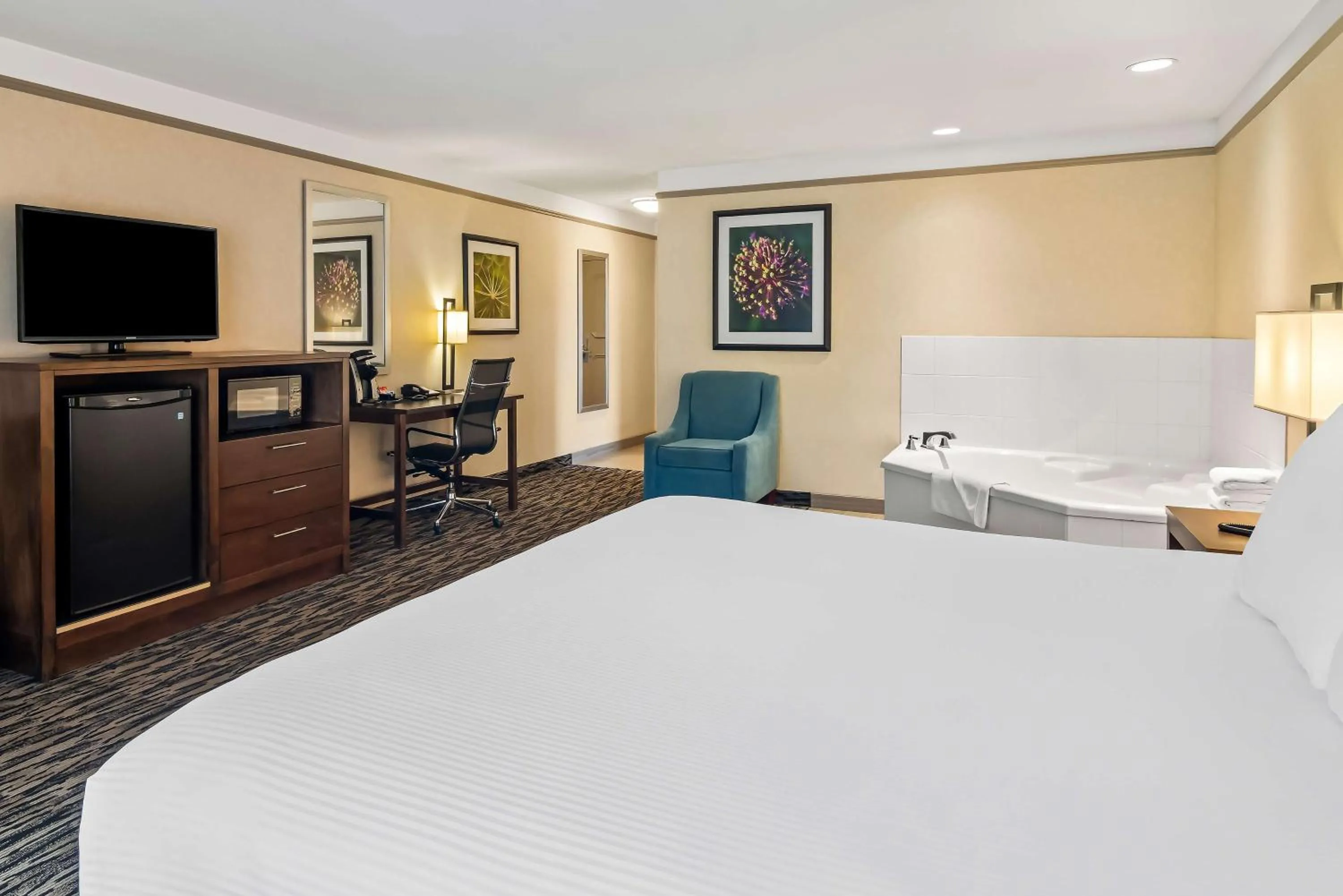 Bedroom, Bed in Best Western Plus Pitt Meadows Inn &amp; Suites