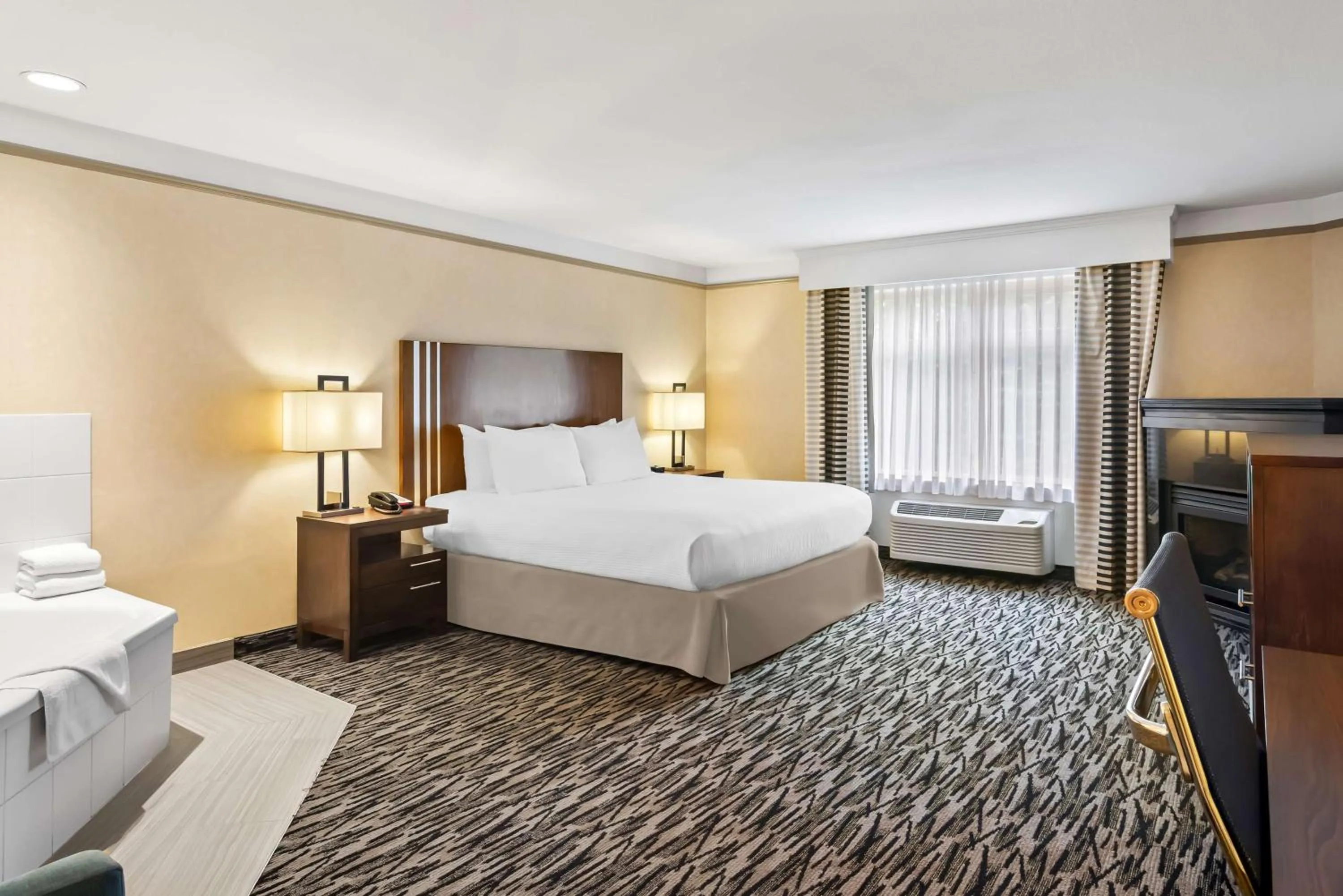 Bedroom, Bed in Best Western Plus Pitt Meadows Inn &amp; Suites