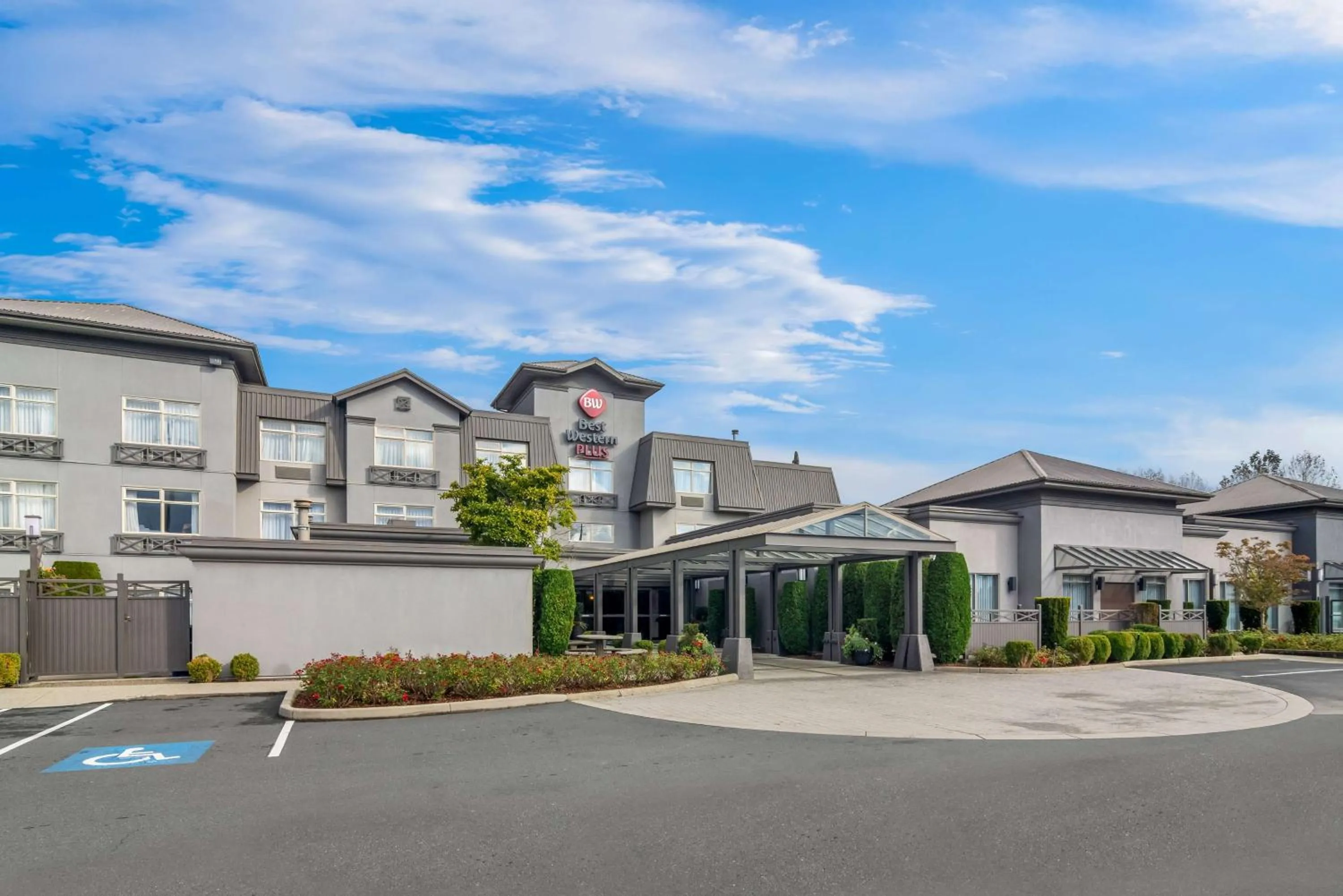 Property building in Best Western Plus Pitt Meadows Inn &amp; Suites