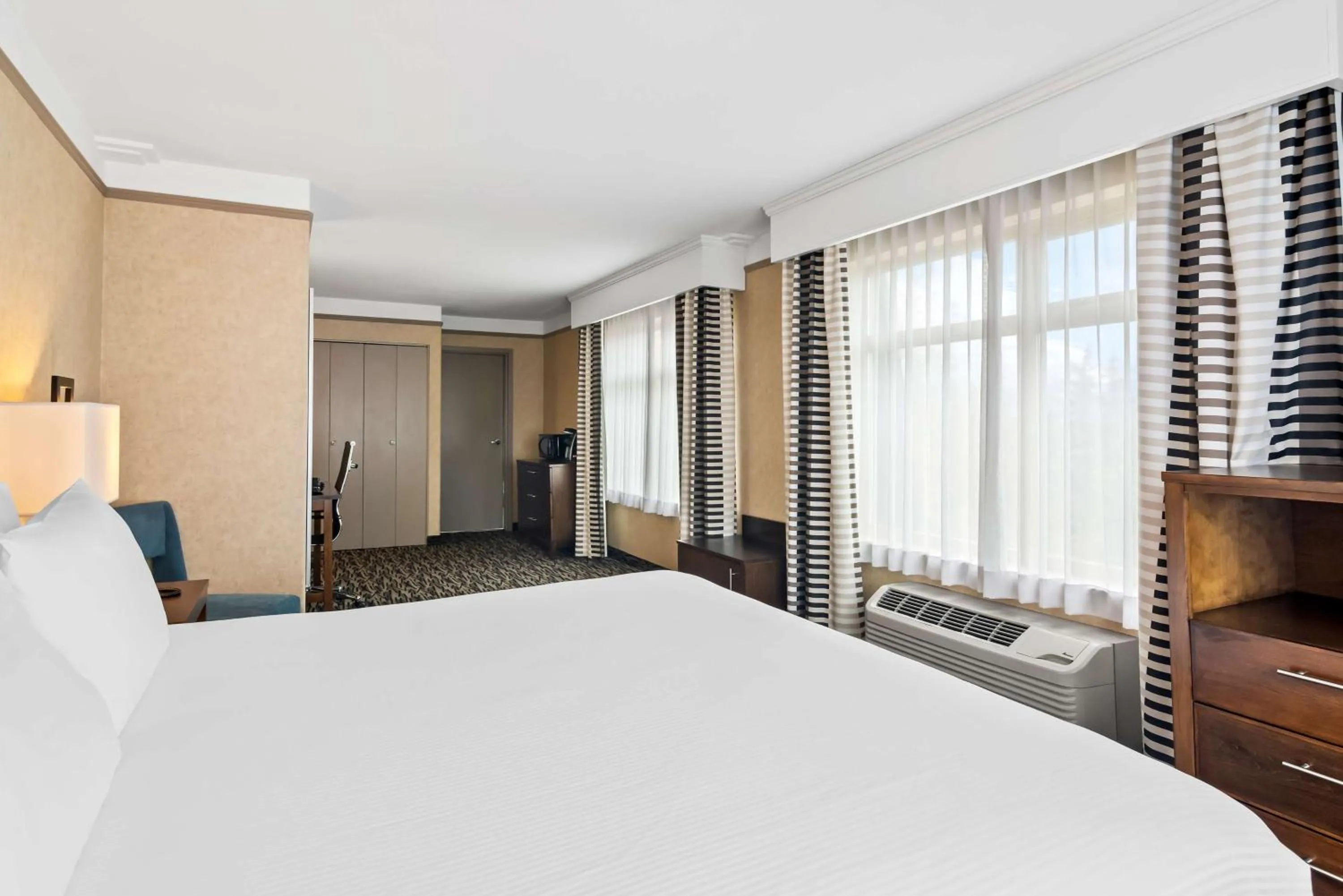 Photo of the whole room, Bed in Best Western Plus Pitt Meadows Inn &amp; Suites