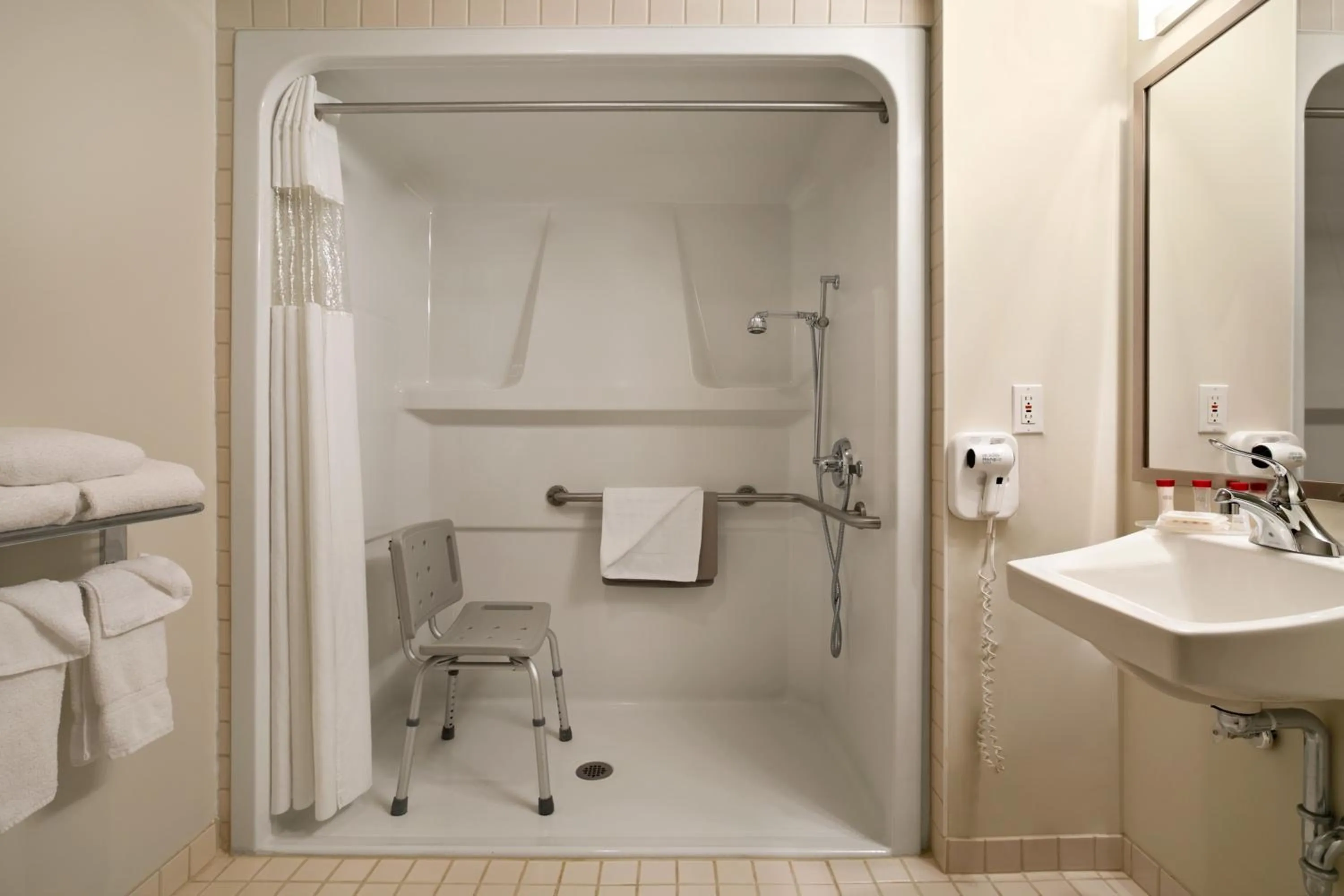 Shower in Best Western Plus Pitt Meadows Inn &amp; Suites