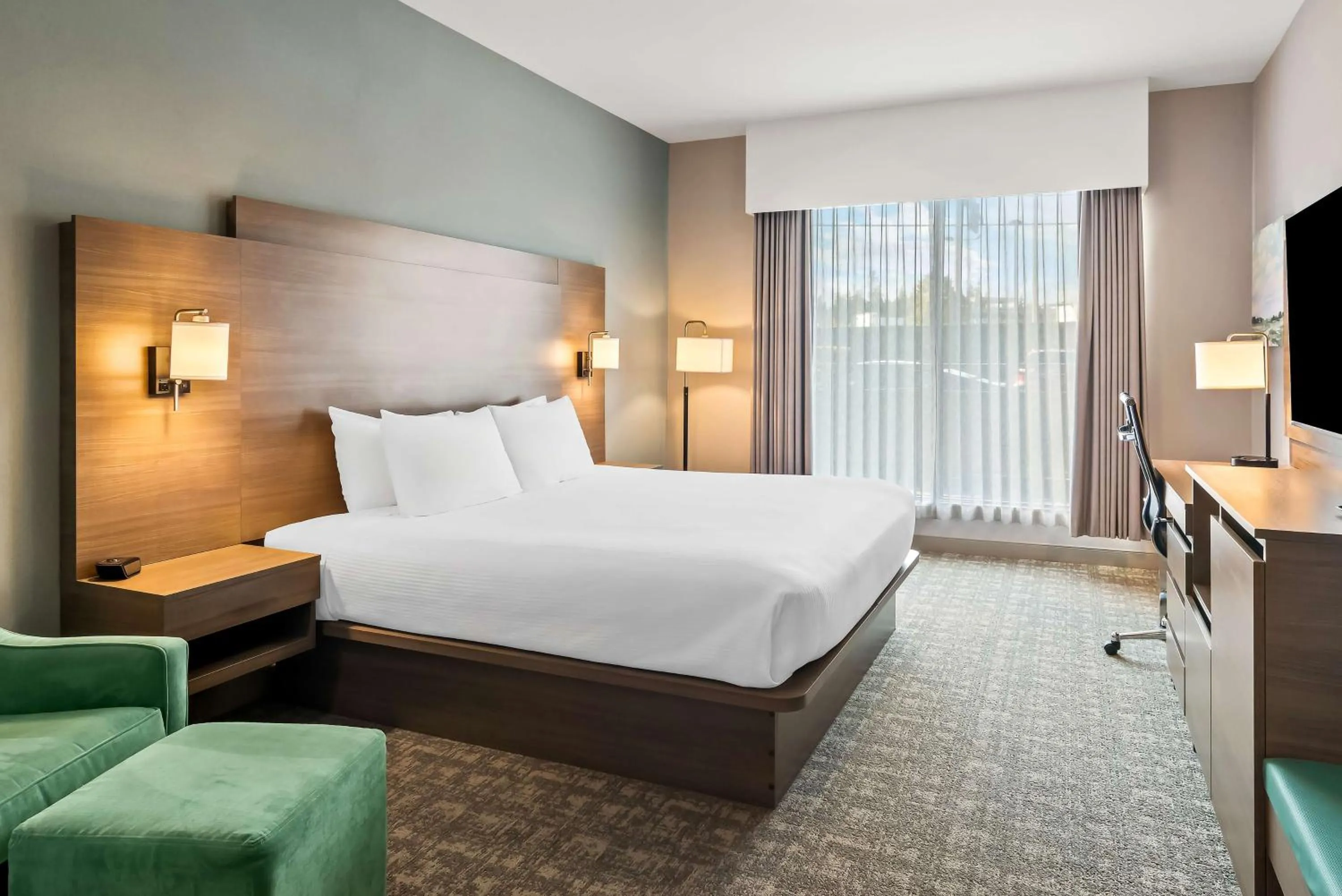 Bedroom, Bed in Best Western Plus Pitt Meadows Inn &amp; Suites