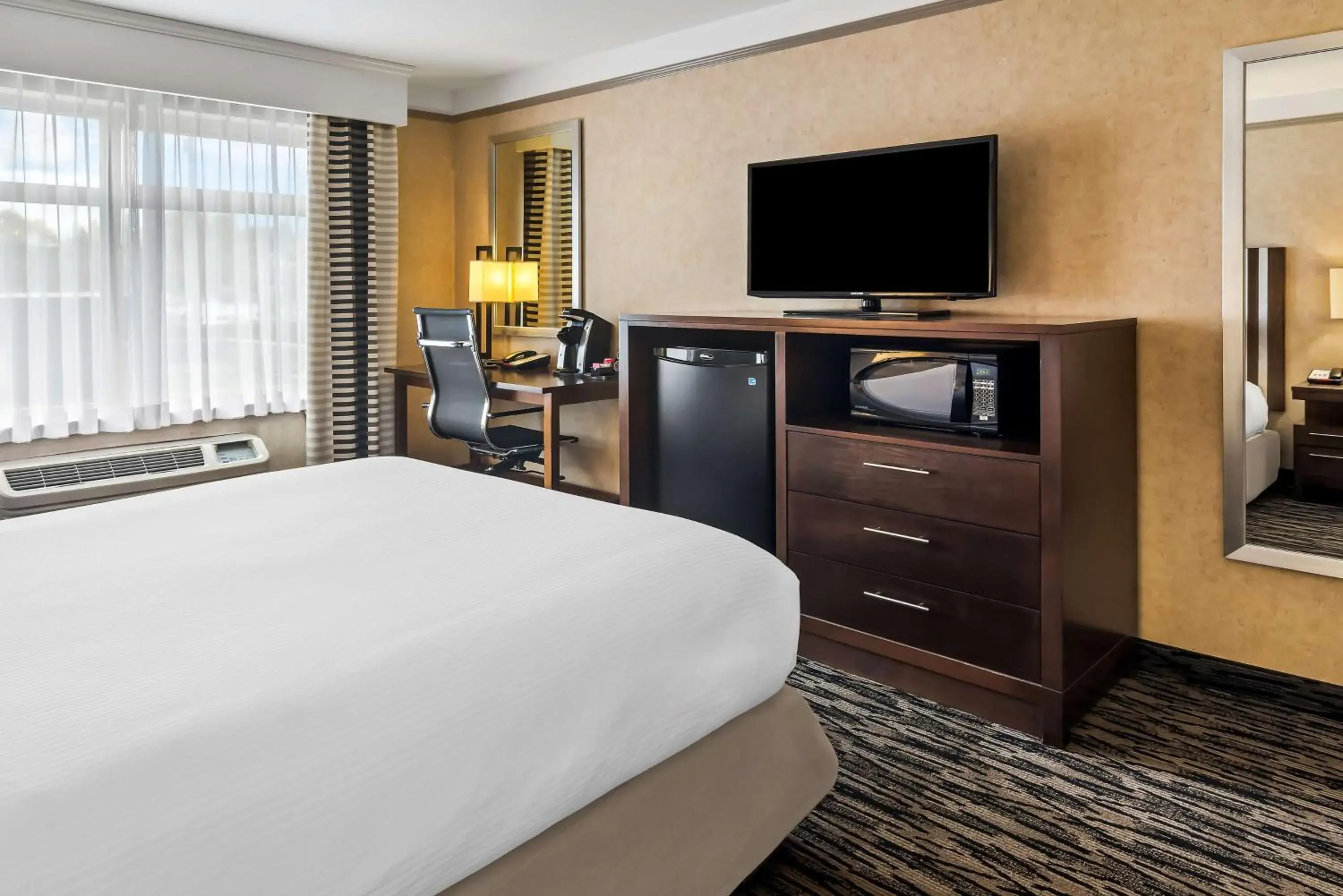 Bedroom, Bed in Best Western Plus Pitt Meadows Inn & Suites Bedroom, Bed in Best Western Plus Pitt Meadows Inn & Suites