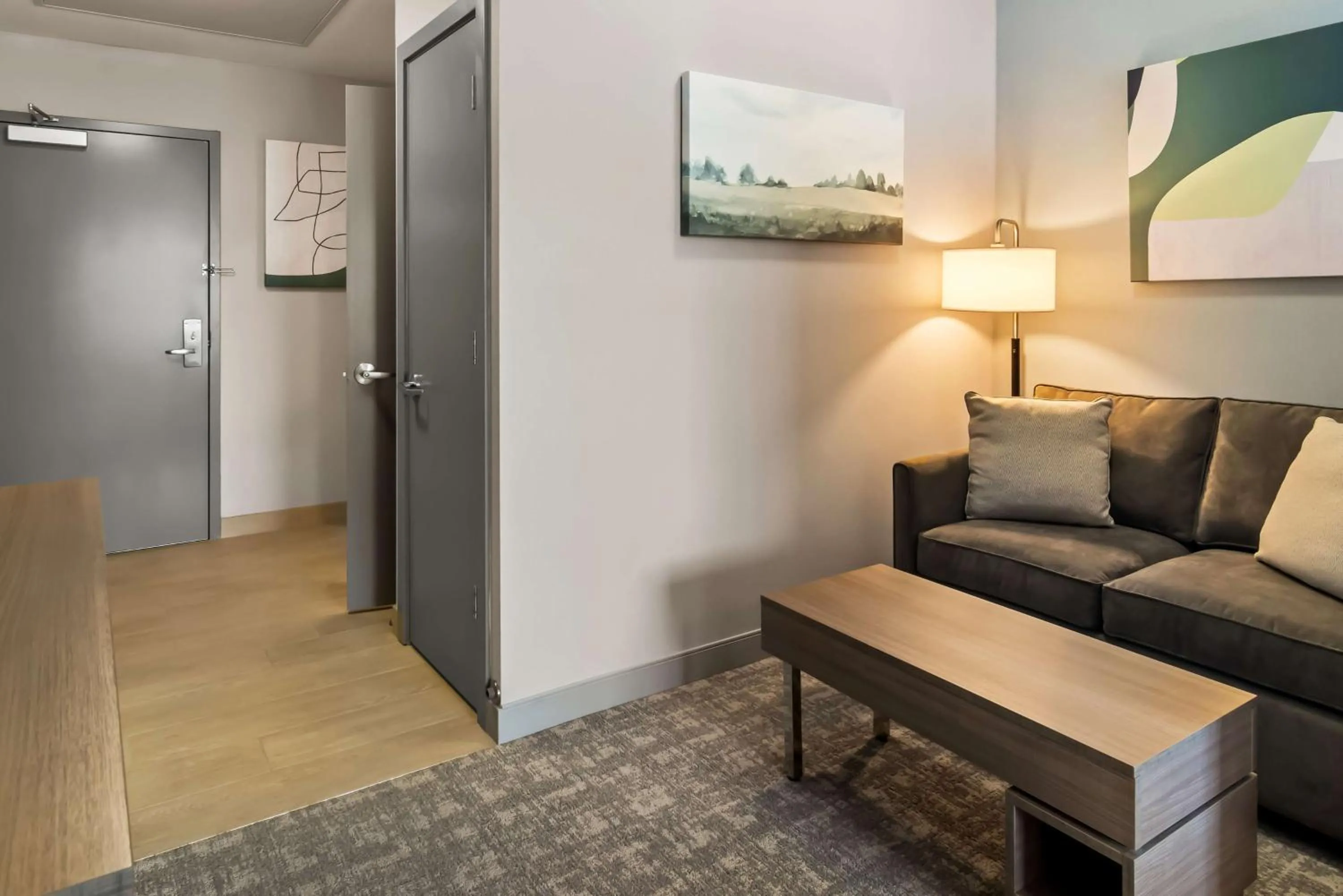 Seating area in Best Western Plus Pitt Meadows Inn &amp; Suites