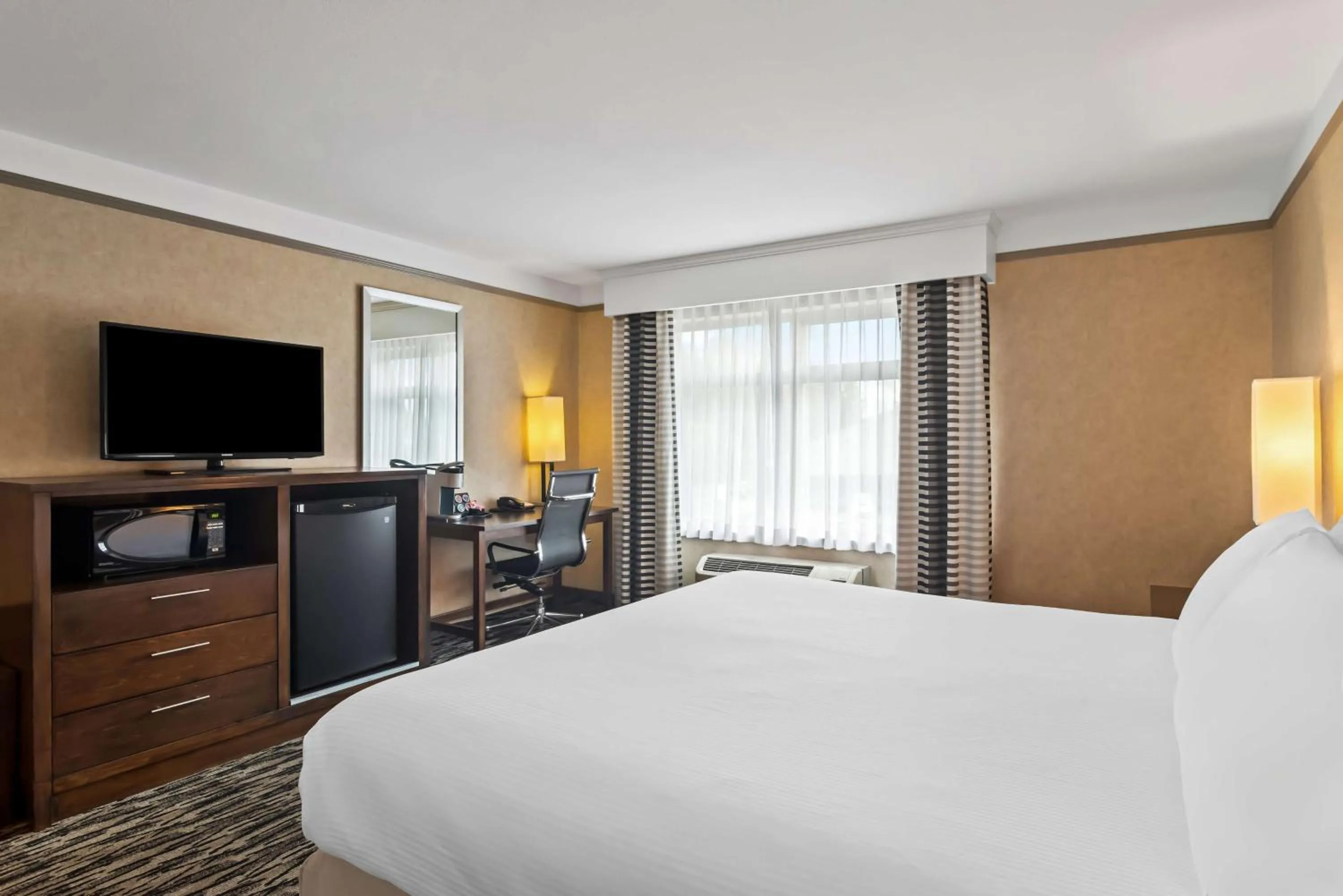 Bedroom, Bed in Best Western Plus Pitt Meadows Inn &amp; Suites