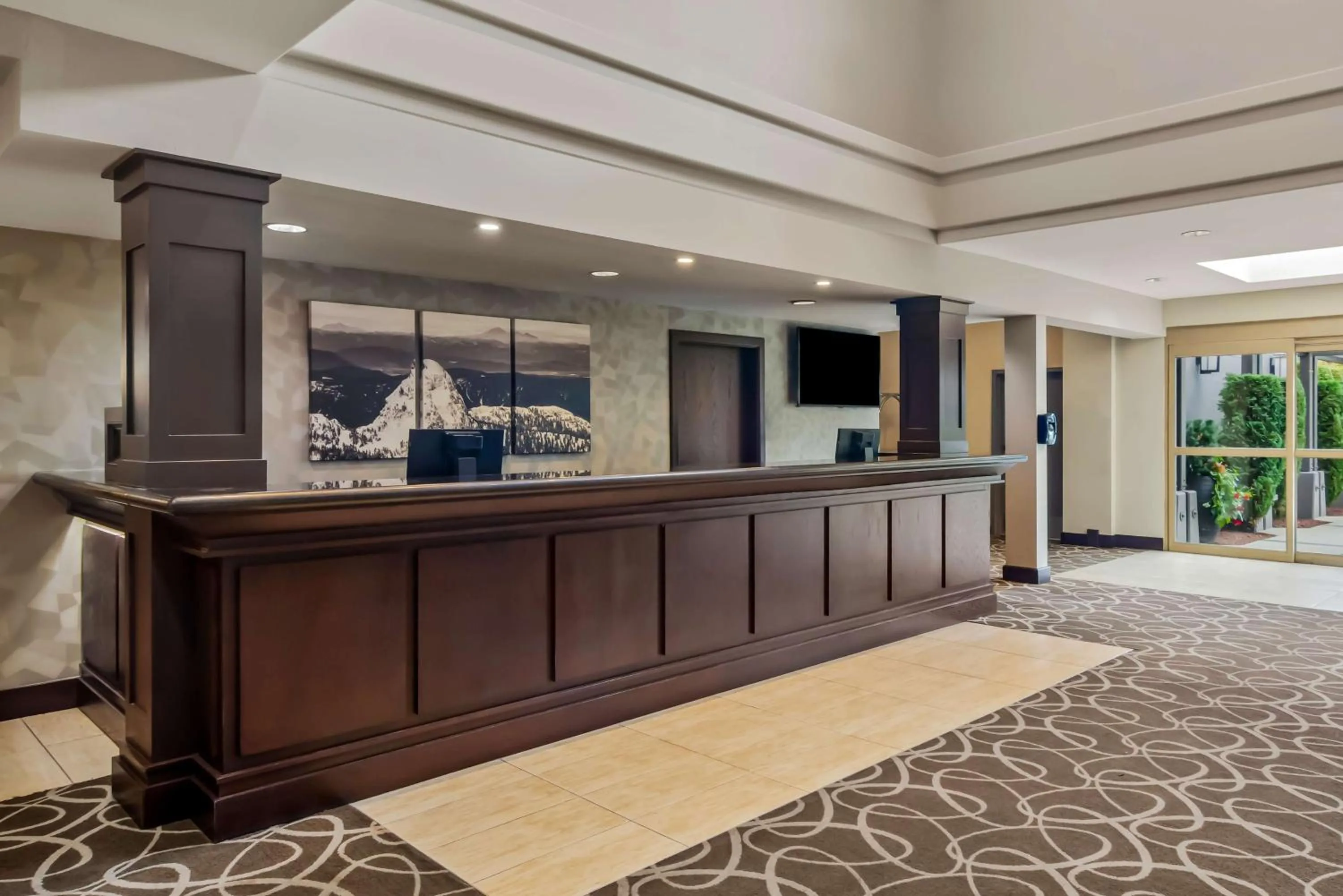 Lobby or reception in Best Western Plus Pitt Meadows Inn &amp; Suites