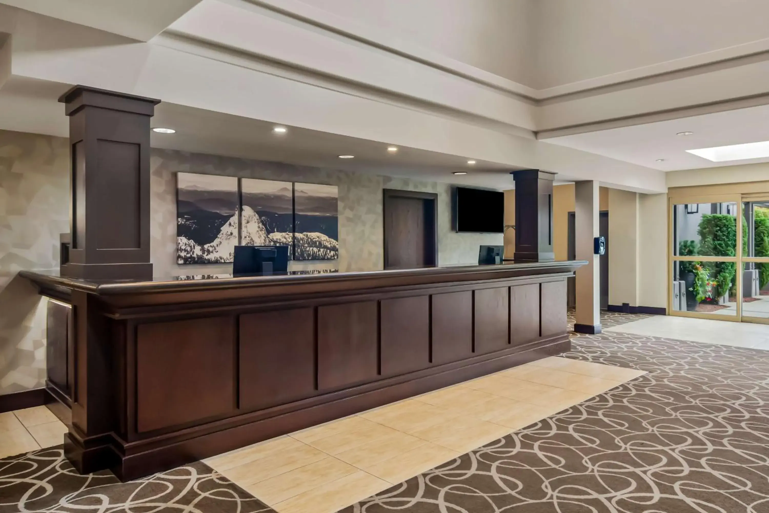 Lobby or reception in Best Western Plus Pitt Meadows Inn & Suites Lobby or reception in Best Western Plus Pitt Meadows Inn & Suites