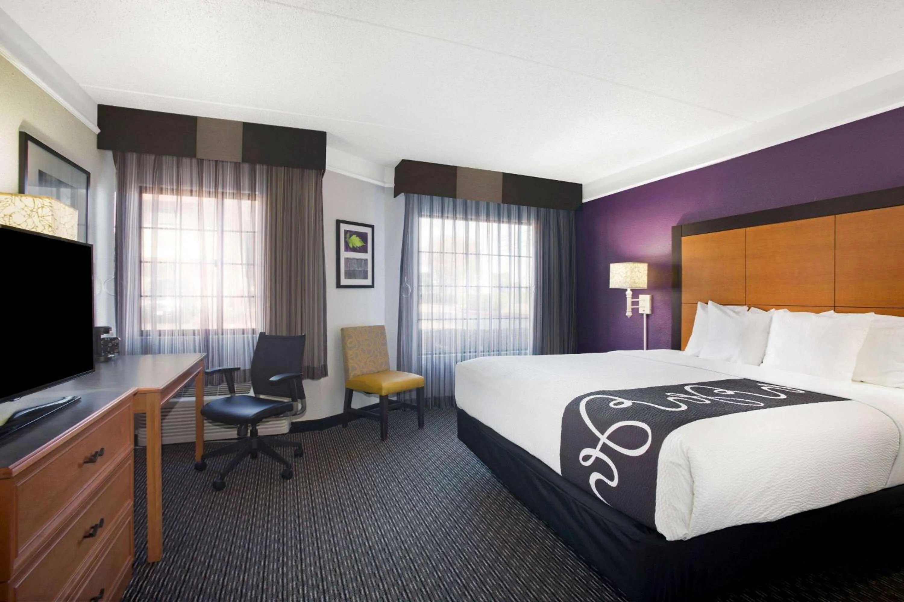 Photo of the whole room, Bed in La Quinta Inn by Wyndham San Marcos