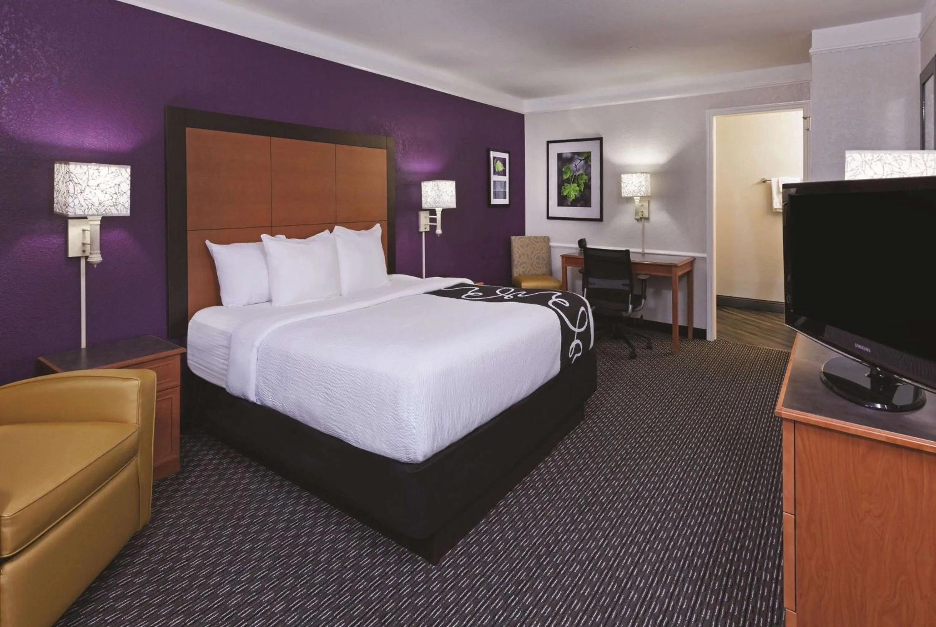 Photo of the whole room, Bed in La Quinta Inn by Wyndham San Marcos