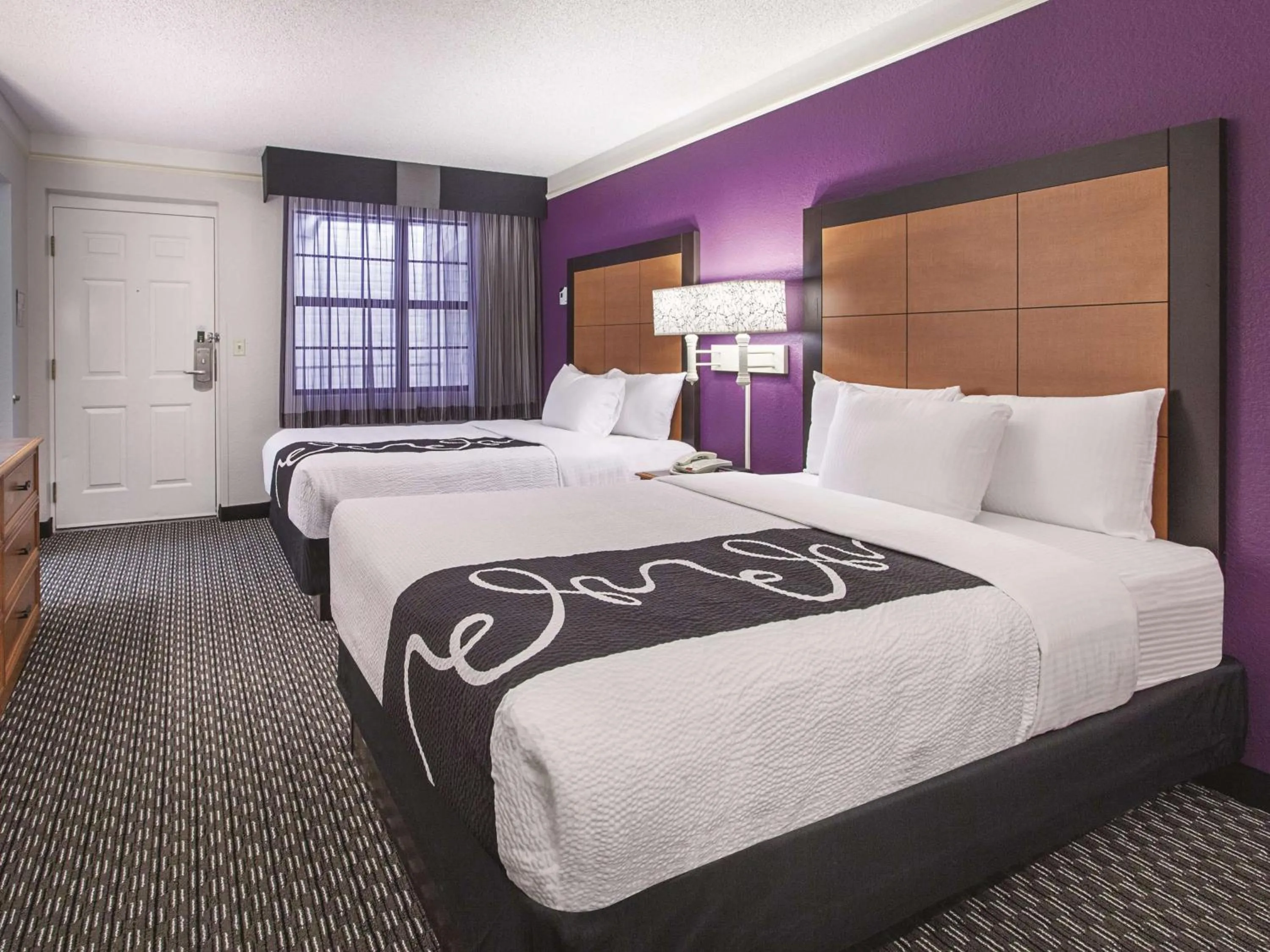 Photo of the whole room, Bed in La Quinta Inn by Wyndham San Marcos