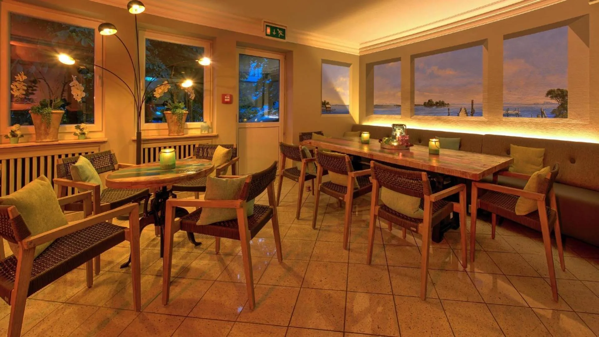 Communal lounge/ TV room in Hotel Starnberger See