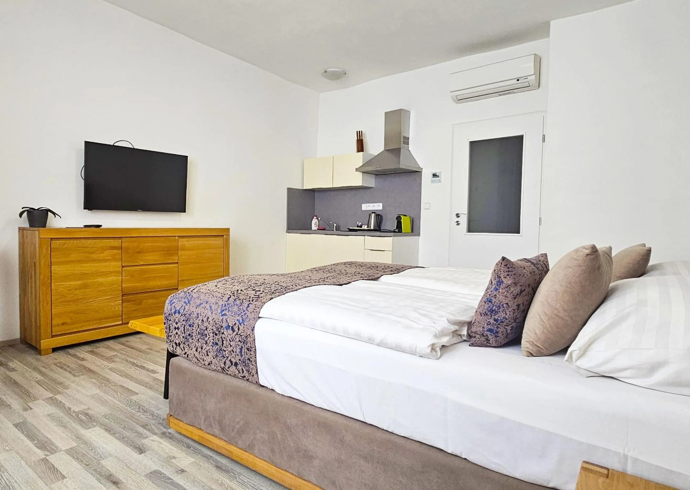 Kitchen or kitchenette, Bed in Historic Centre Aparthotel X