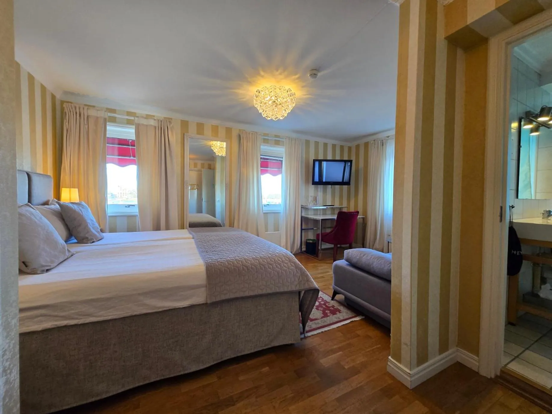 Shower, Bed in Vänerport Lakefront Hotell