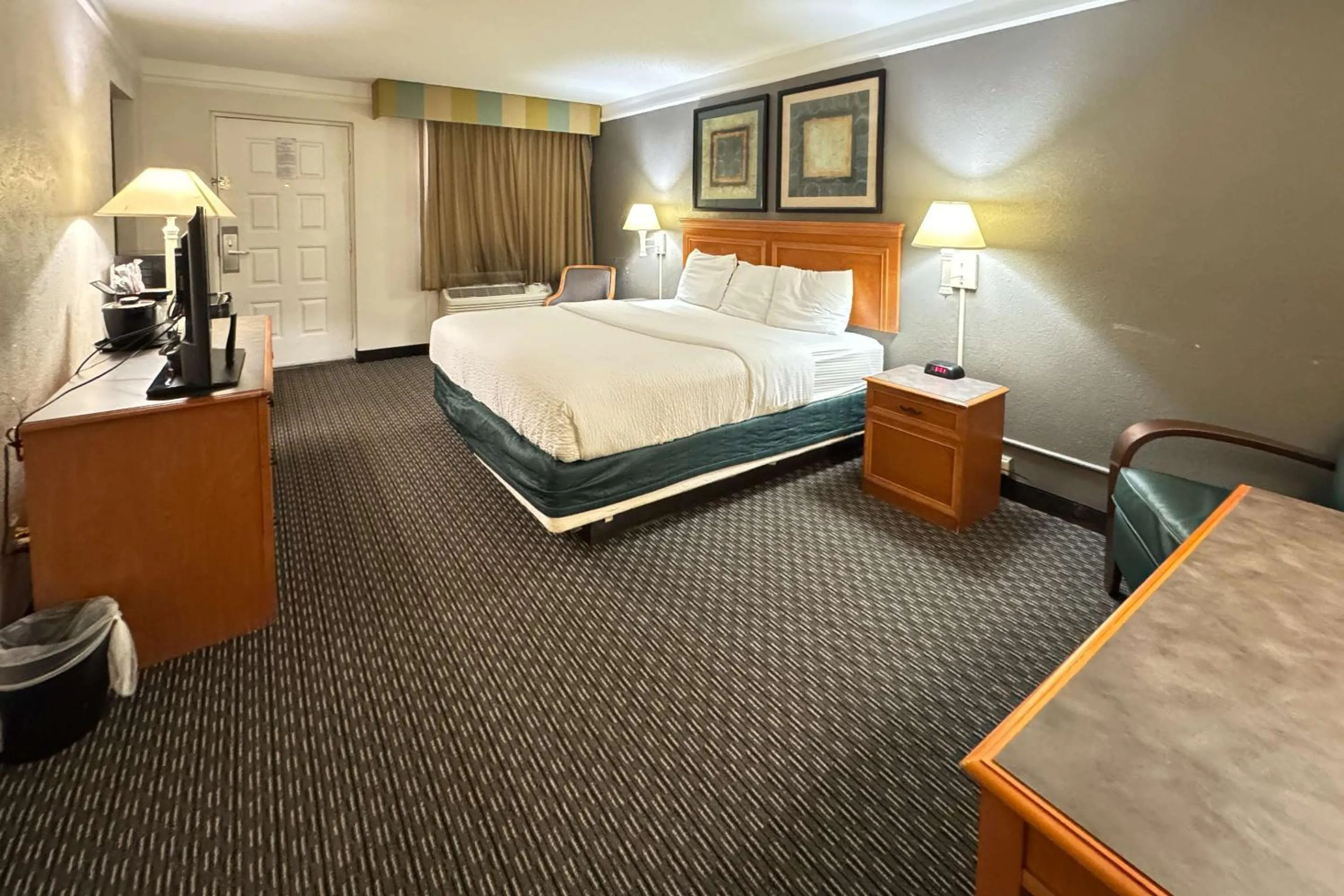 Bedroom, Bed in La Quinta Inn by Wyndham College Station