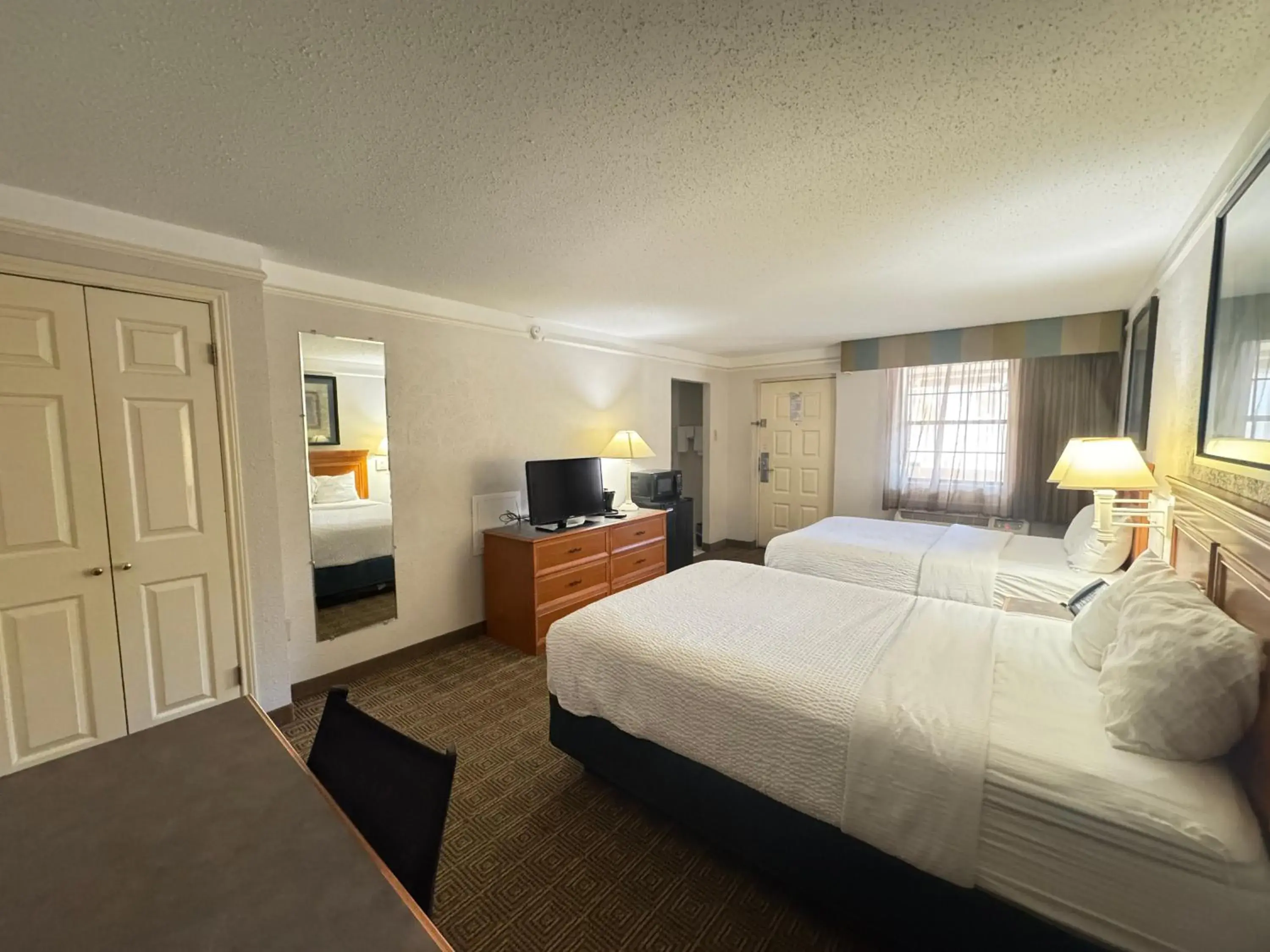 Bed in Rodeway Inn Bed in Rodeway Inn