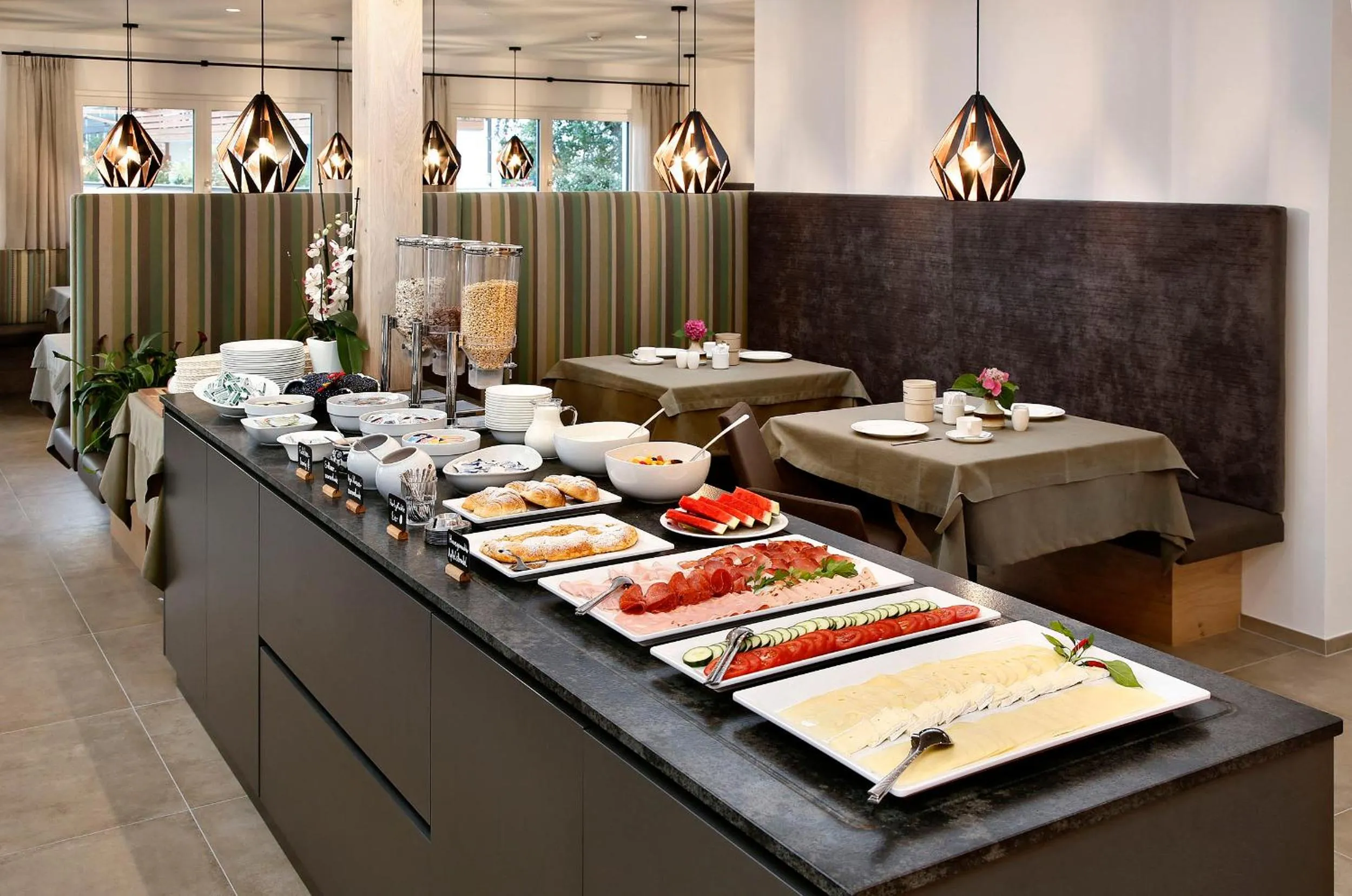 Restaurant/places to eat in Appartement-Hotel Anthea