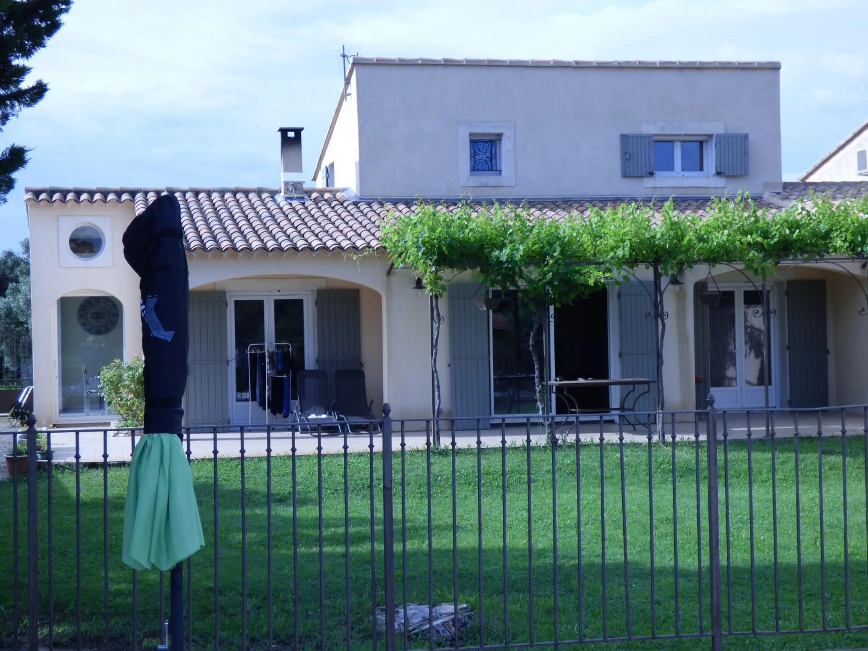 Property building in fleur de garance