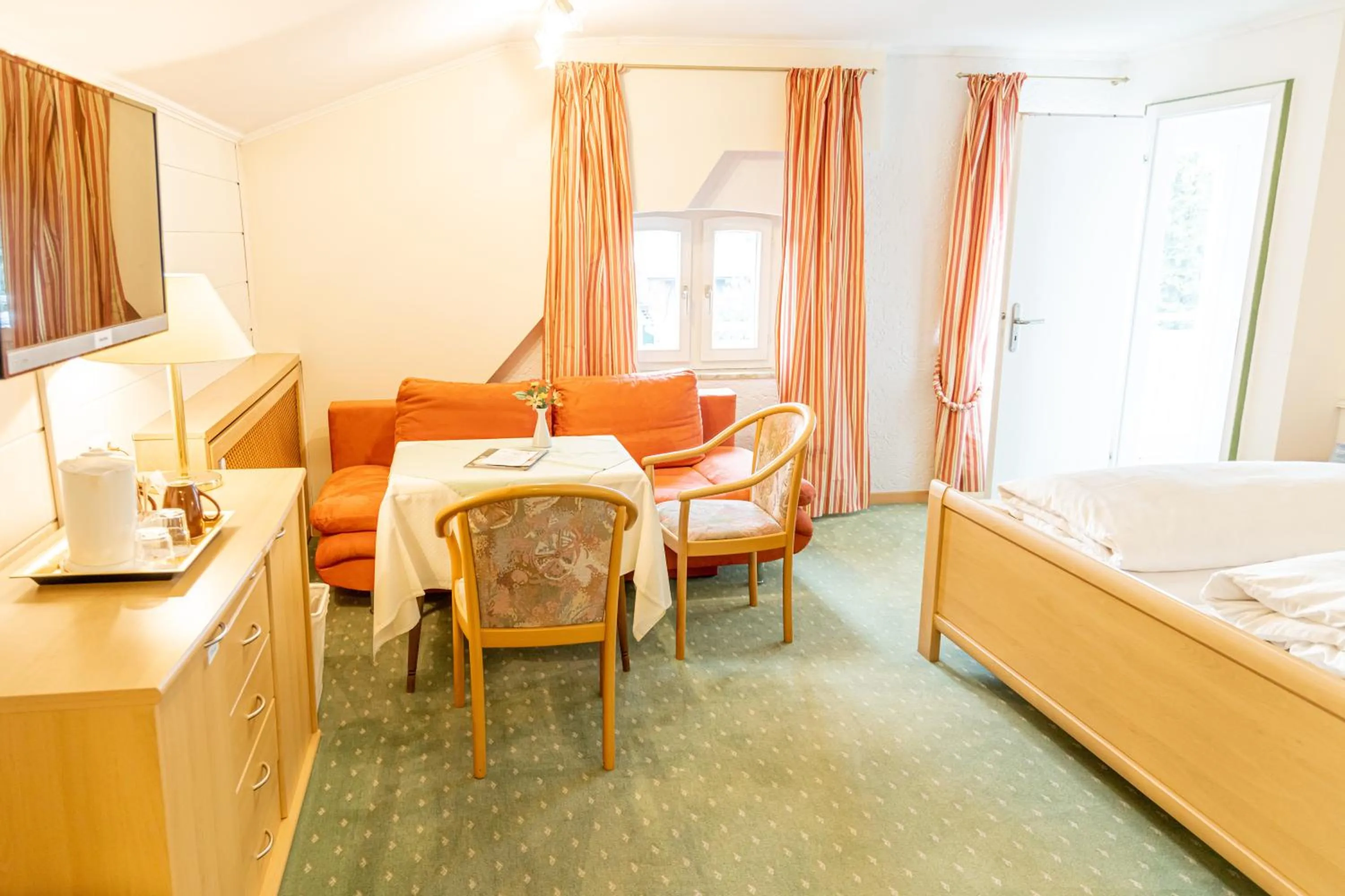 Kitchen or kitchenette, Bed in Hotel Der Seehof
