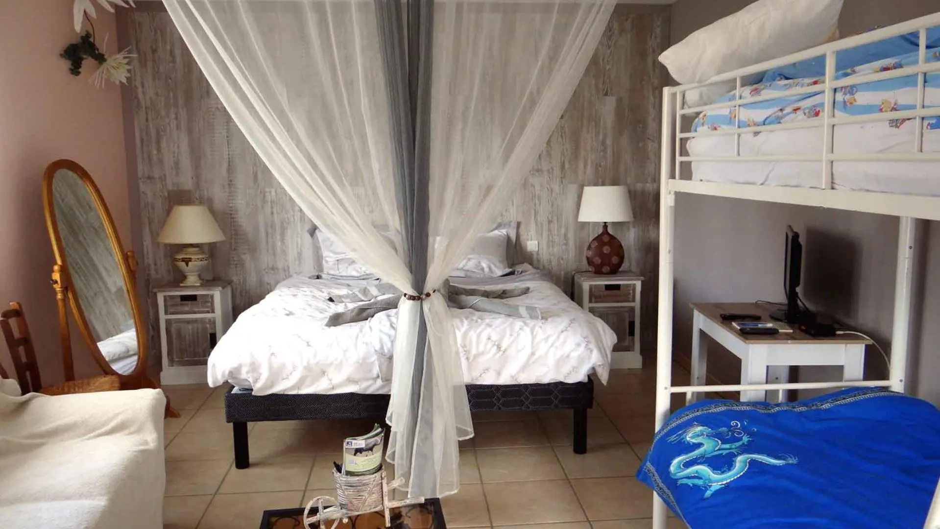 Photo of the whole room, Bed in Alaguyauder la chambre