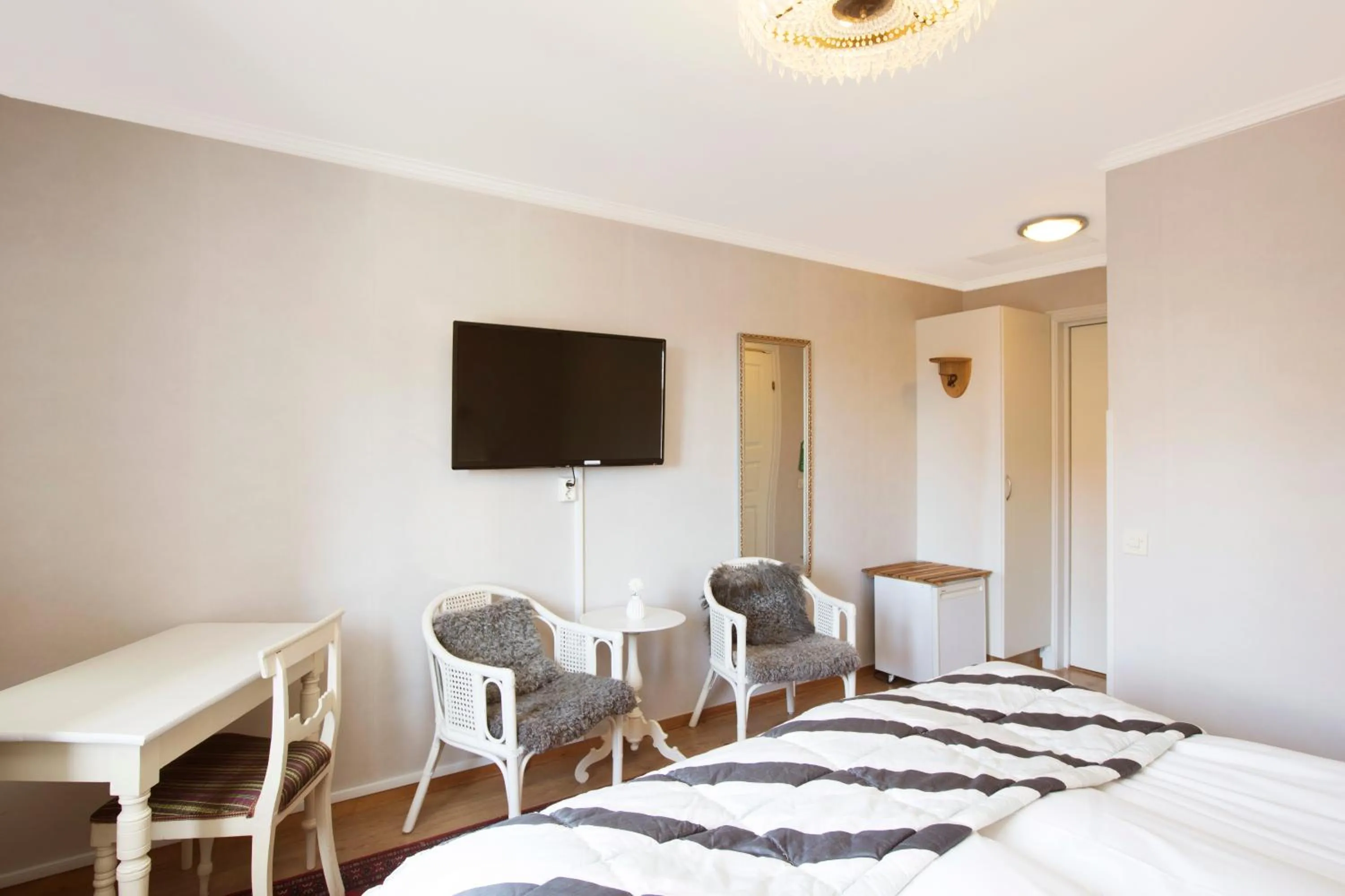 Photo of the whole room, Bed in Hotell Lindgården