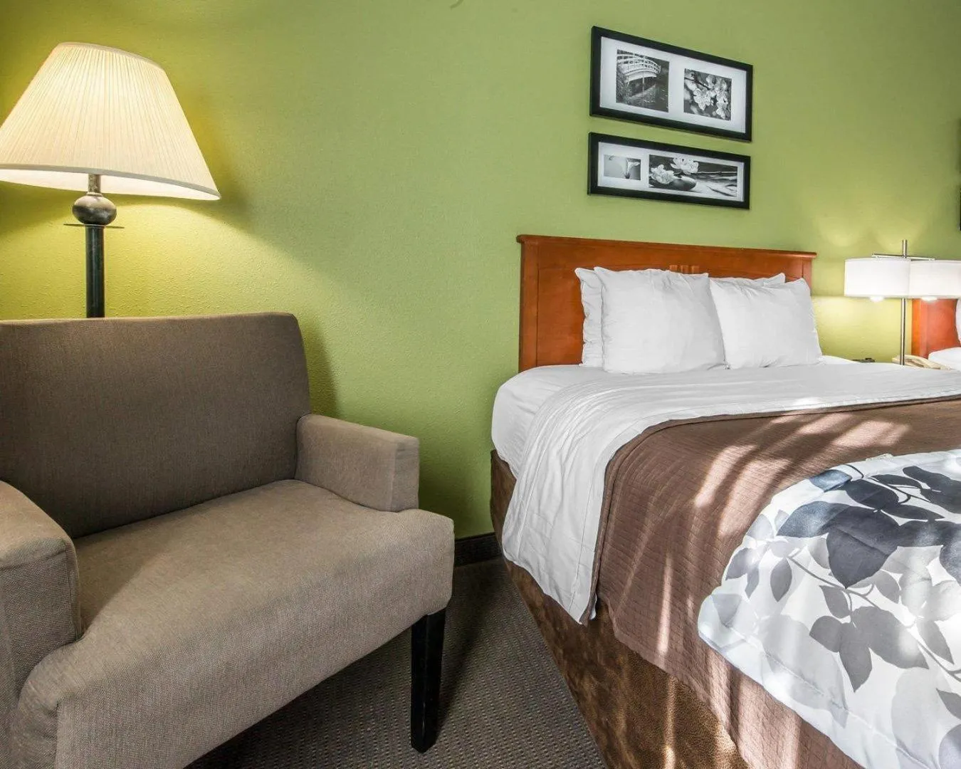 Bedroom, Bed in Sleep Inn & Suites Winchester near University