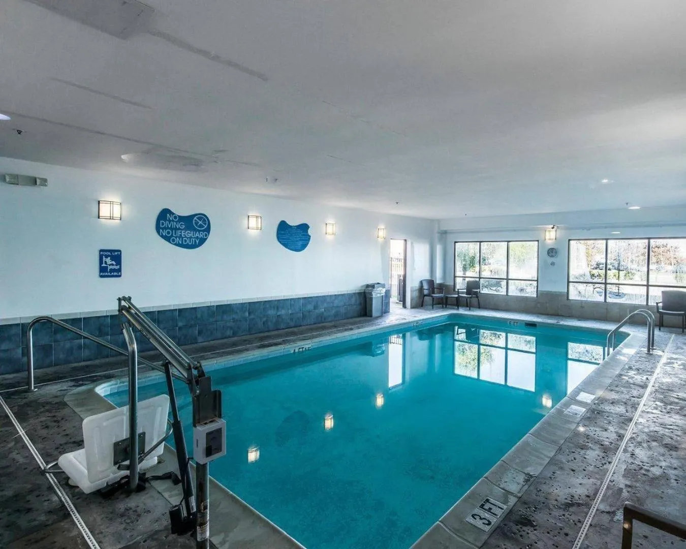 Swimming pool in Sleep Inn & Suites Winchester near University