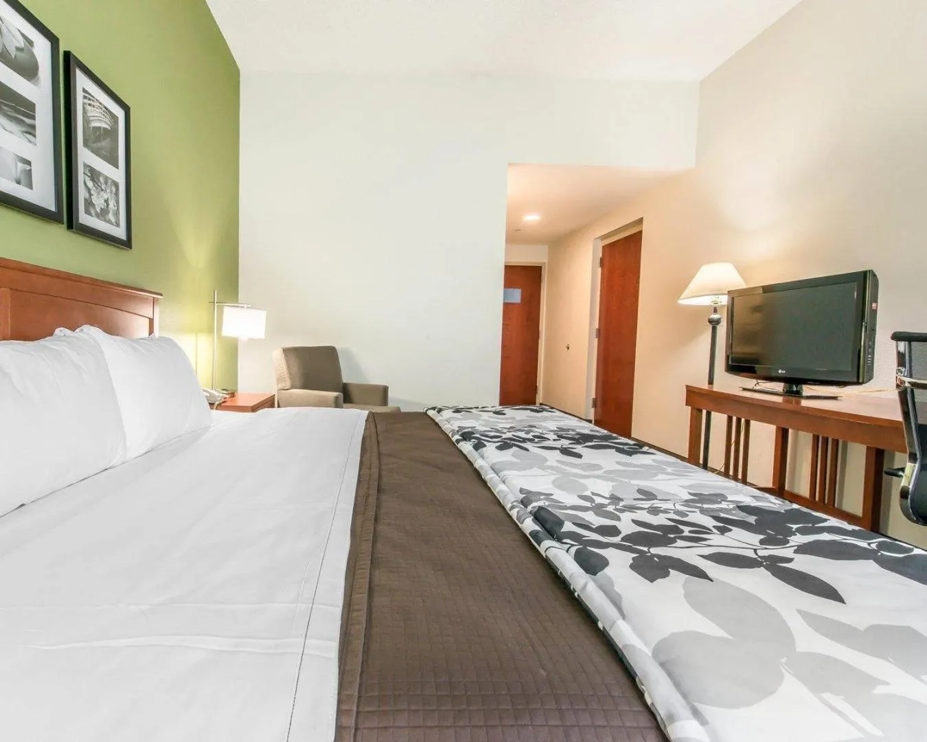 Bedroom, Bed in Sleep Inn & Suites Winchester near University